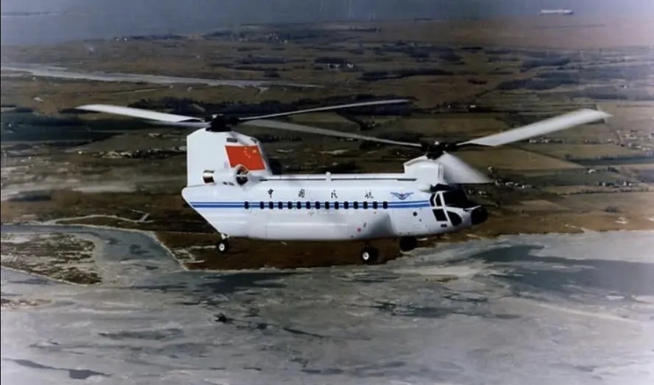 中国民航涂装的美国c-130"大力神"运输机和ch-47"支奴干"直升机.