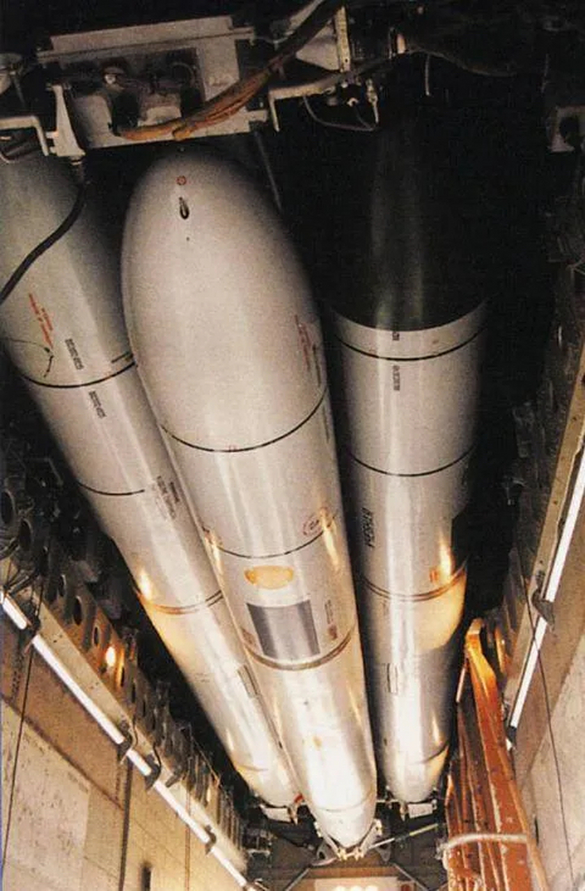 超大号"左轮",战略轰炸机的弹仓.挂载的都是致命武器.