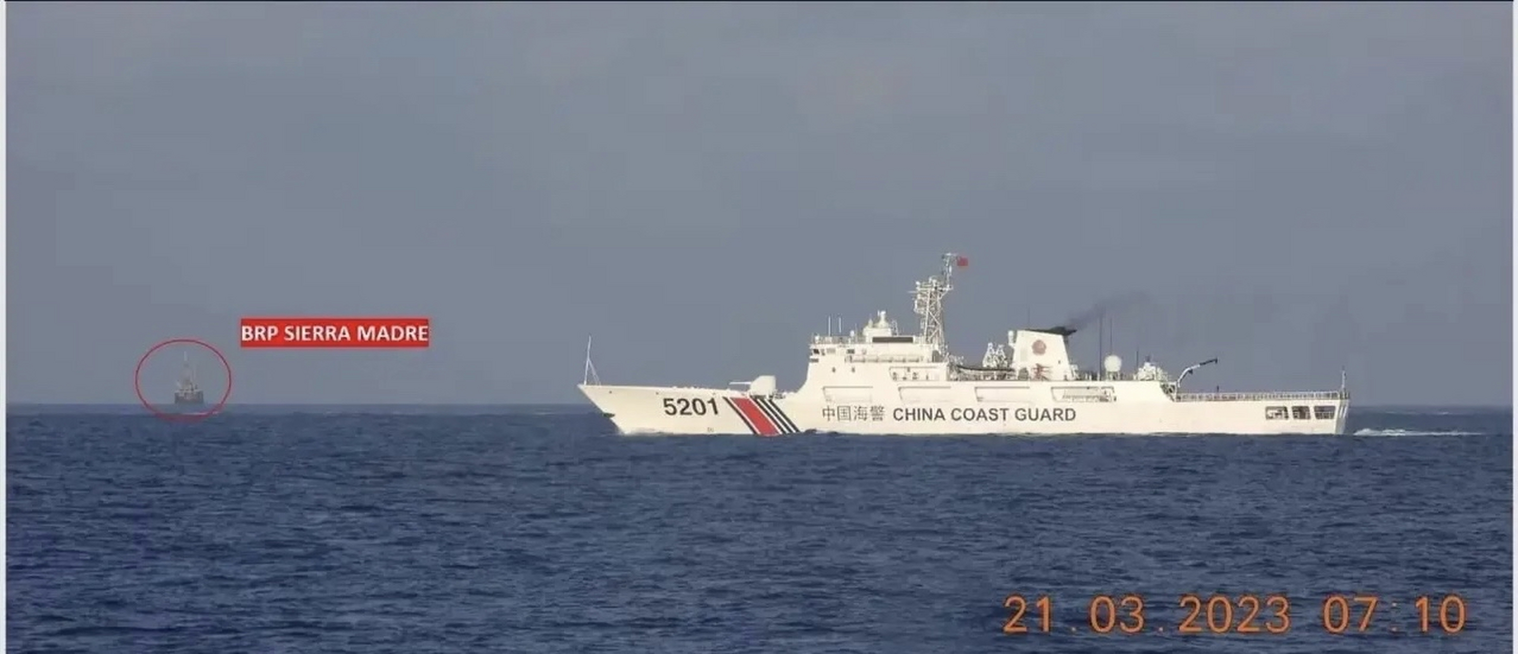 近日,菲律宾海岸警卫队拍摄的中国海军056护卫舰,中国海警战舰
