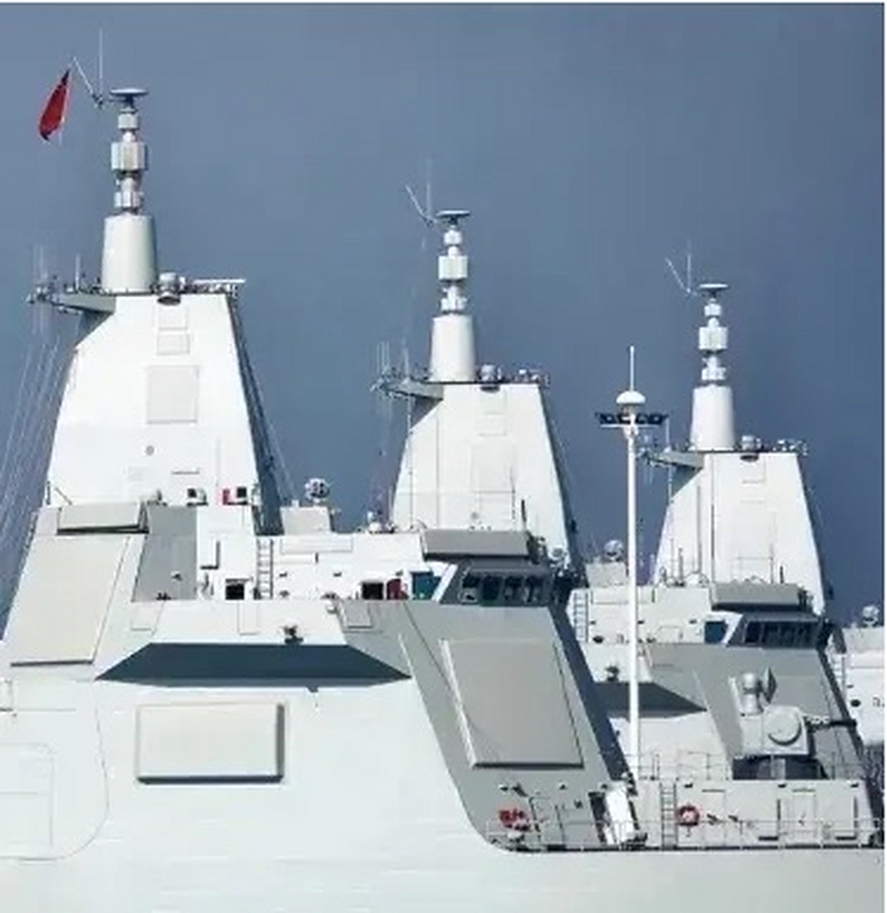 这055拍出大片的感觉了,特别是这个一体化桅杆,超科幻!