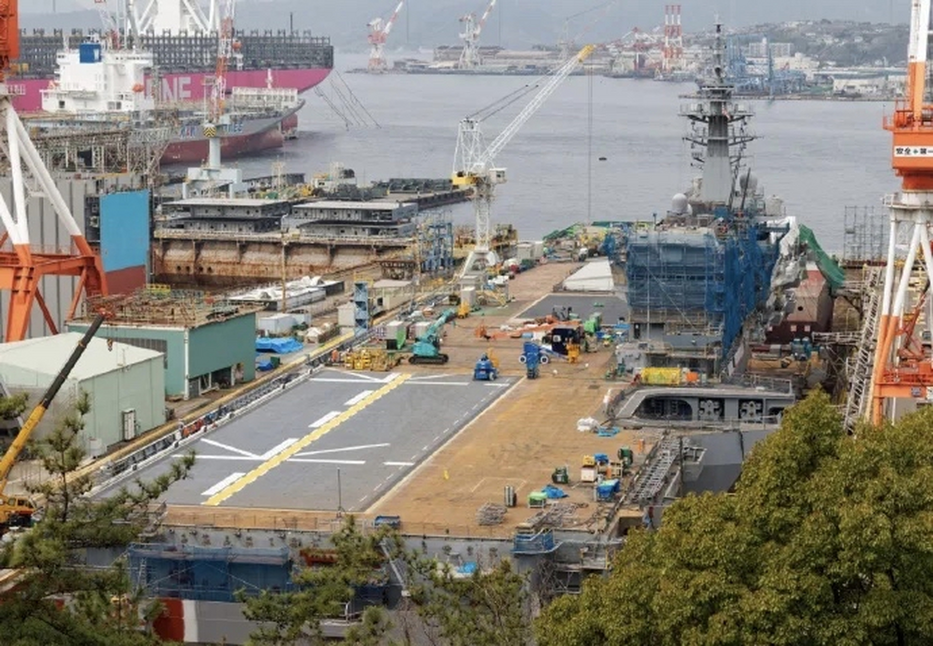 日本当地人拍摄的,在吴港改装的日本海上自卫队加贺号航母的情况:为了