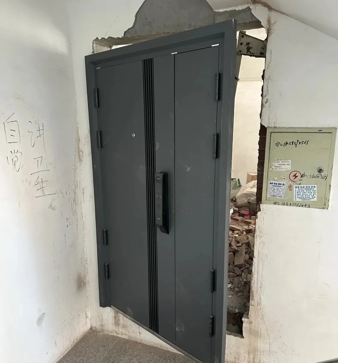物业不开门把门撞坏犯法吗