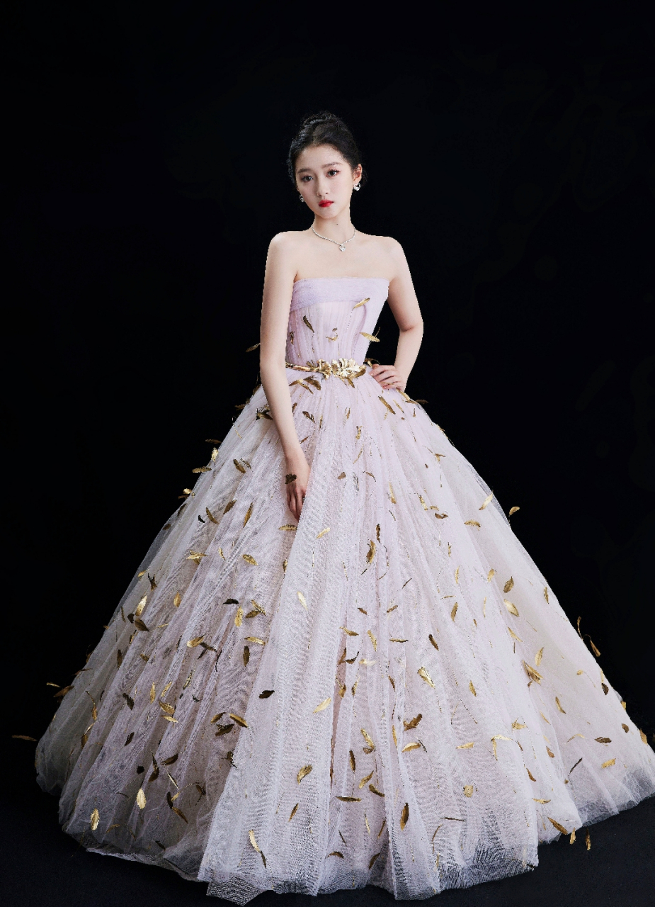 杨丽萍她平常出门助理基本都会跟着,因为杨丽萍的指甲过长,所以很多