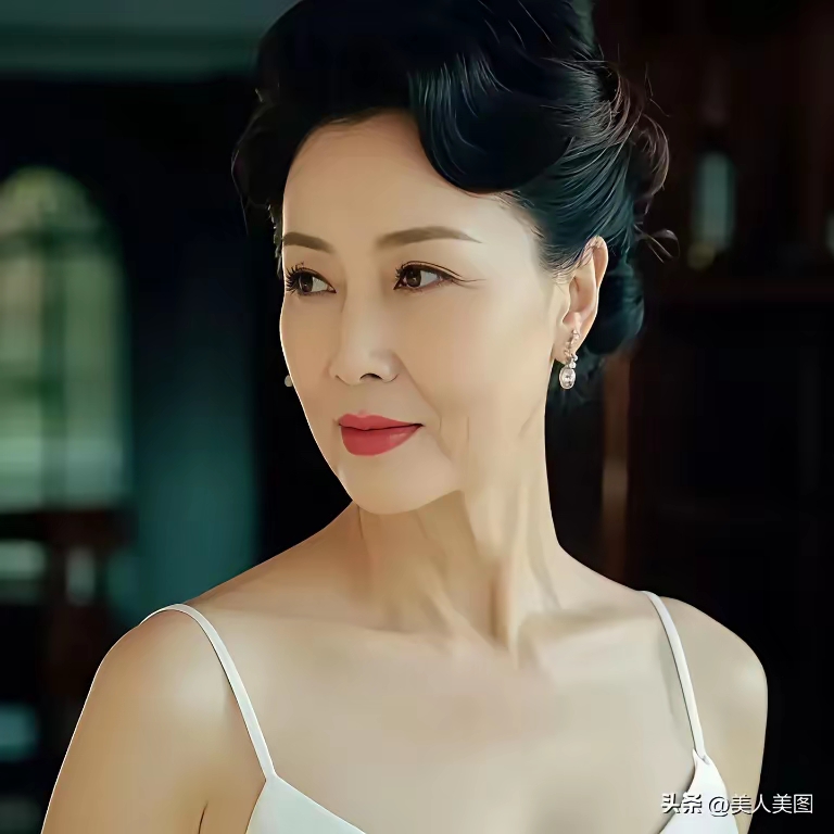 微风偶送清凉意,细雨时添静谧光. 避暑山林寻逸趣,纳凉柳岸赏荷芳