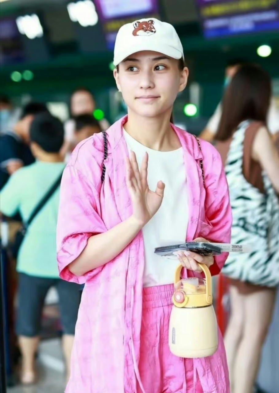 何超莲素颜这么牛,赌王千金颜值杠杠的!