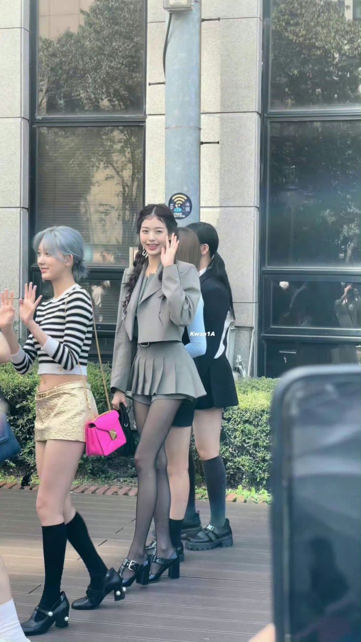 韩国女团成员张元英,她的腿瘦的有点离谱!