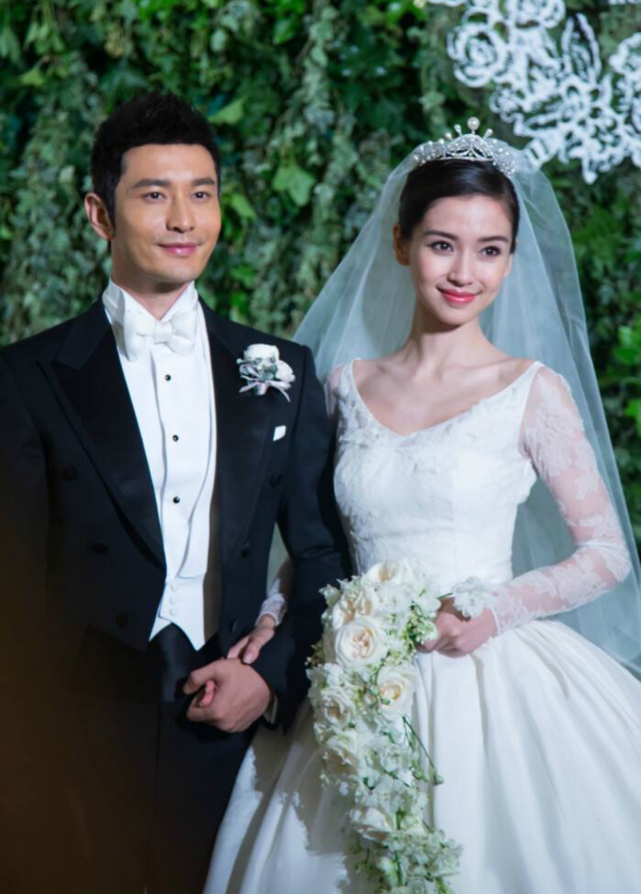 黄晓明和angelbaby已经离婚了,但是两人当初做的铜像却还在,不知道这