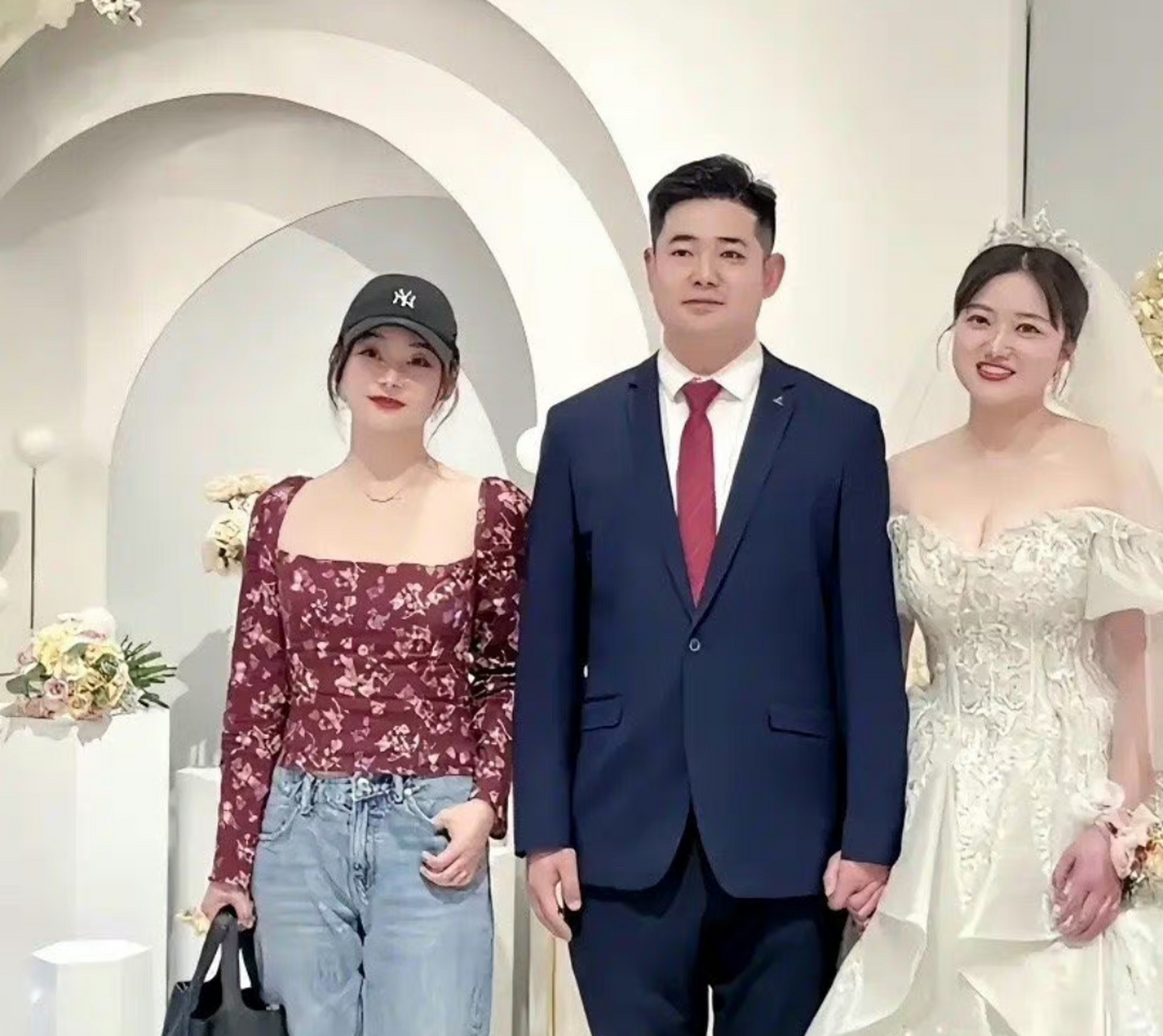 袁姗姗回湖北参加婚礼,好低调的造型,完全没有抢新娘风头.