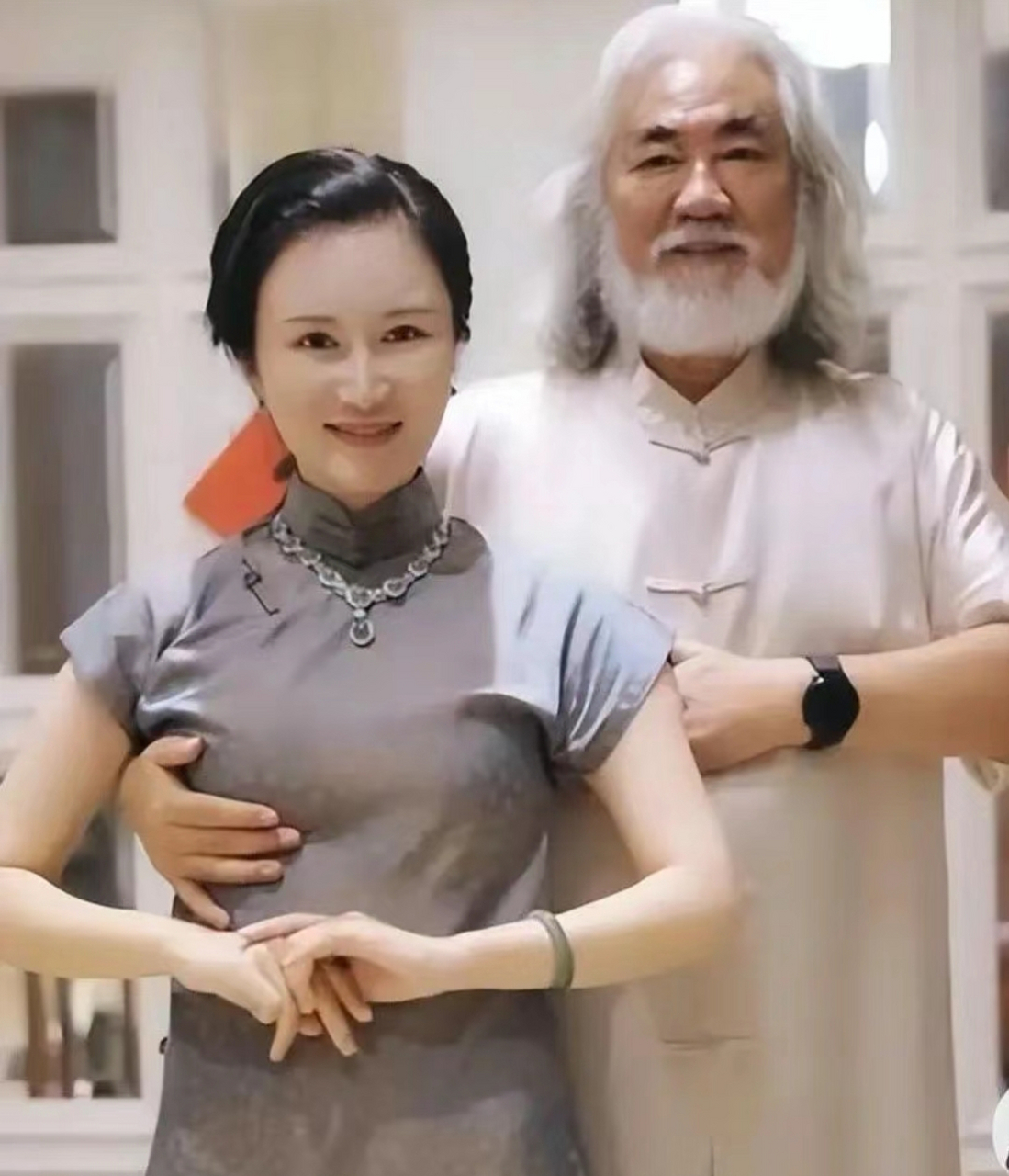 张纪中和和现任老婆好恩爱!