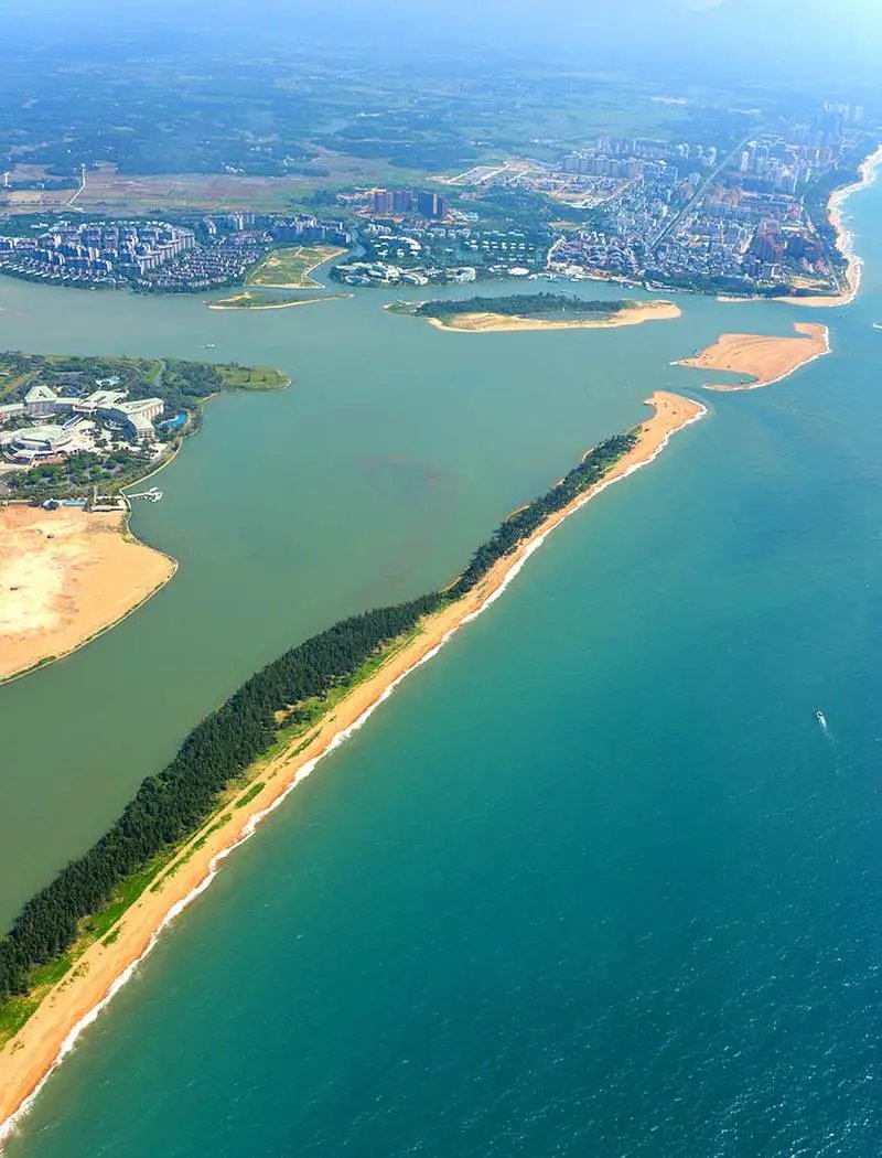 地址:琼海市博鳌镇万泉河入海口  自助提示:乘船游览出海口,登临玉带