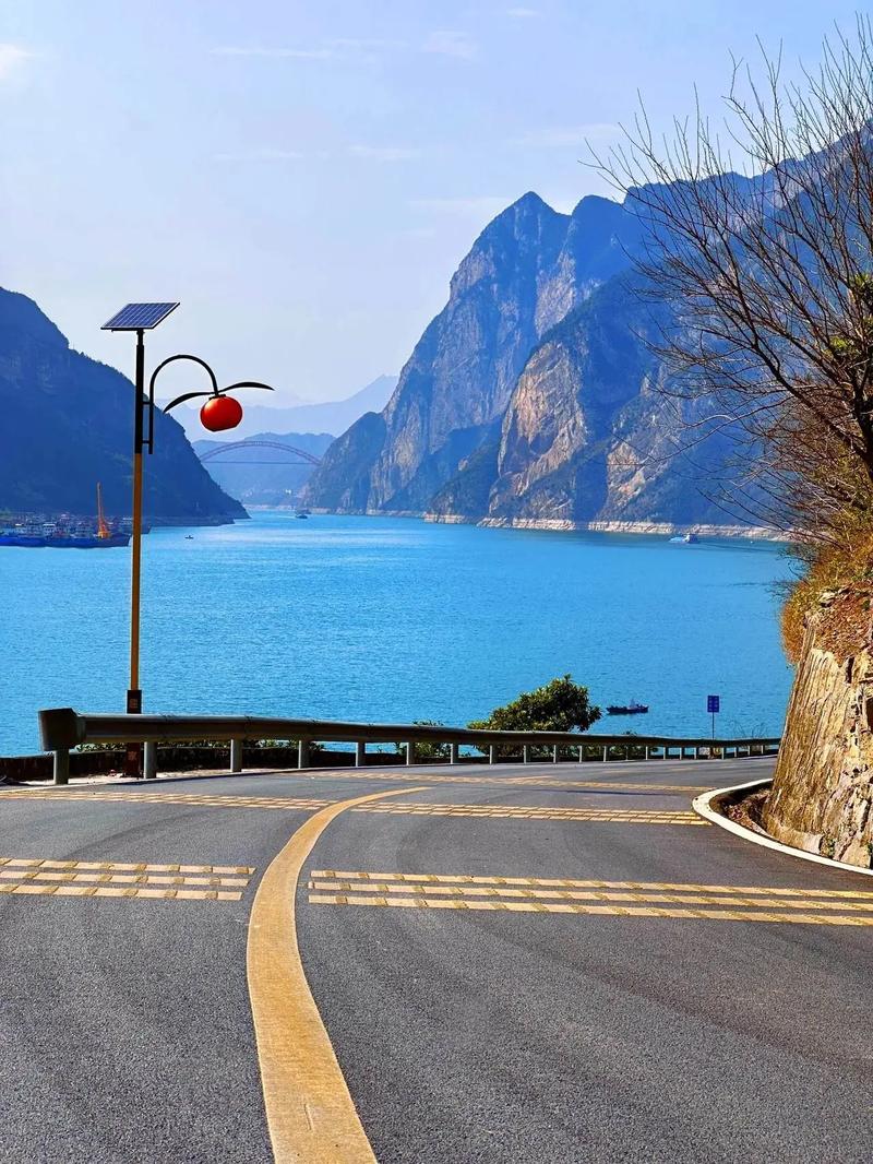 端午来湖北秭归旅游吧~  作为屈原故里,秭归是端午文化的发源地之一.