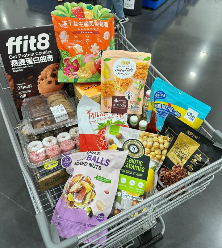 超市一日游,推着购物车,挑着最爱的零食,心情像购物车一样满满当当