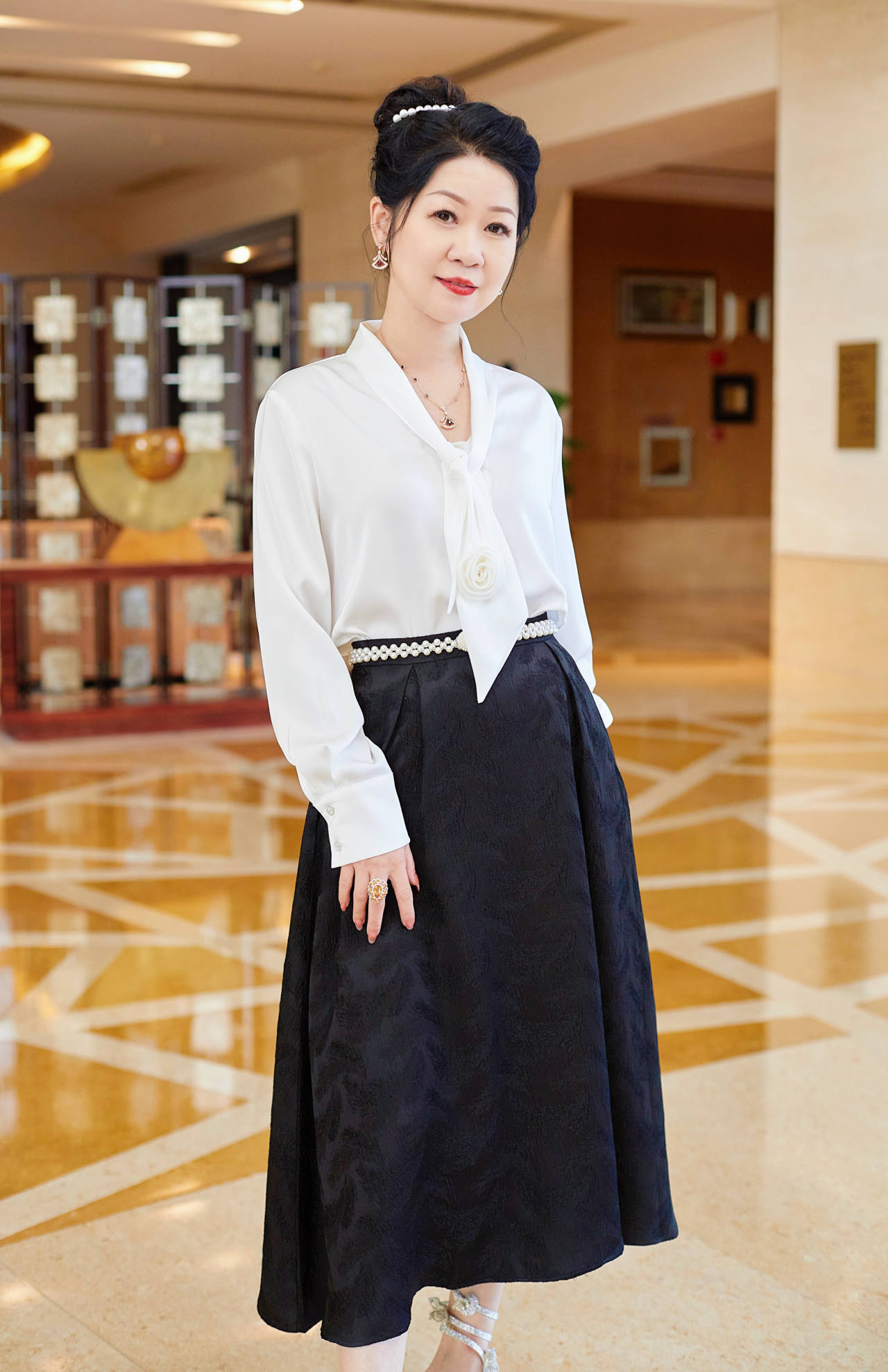 偶入杏花无路去,桃芳一绽客自来.