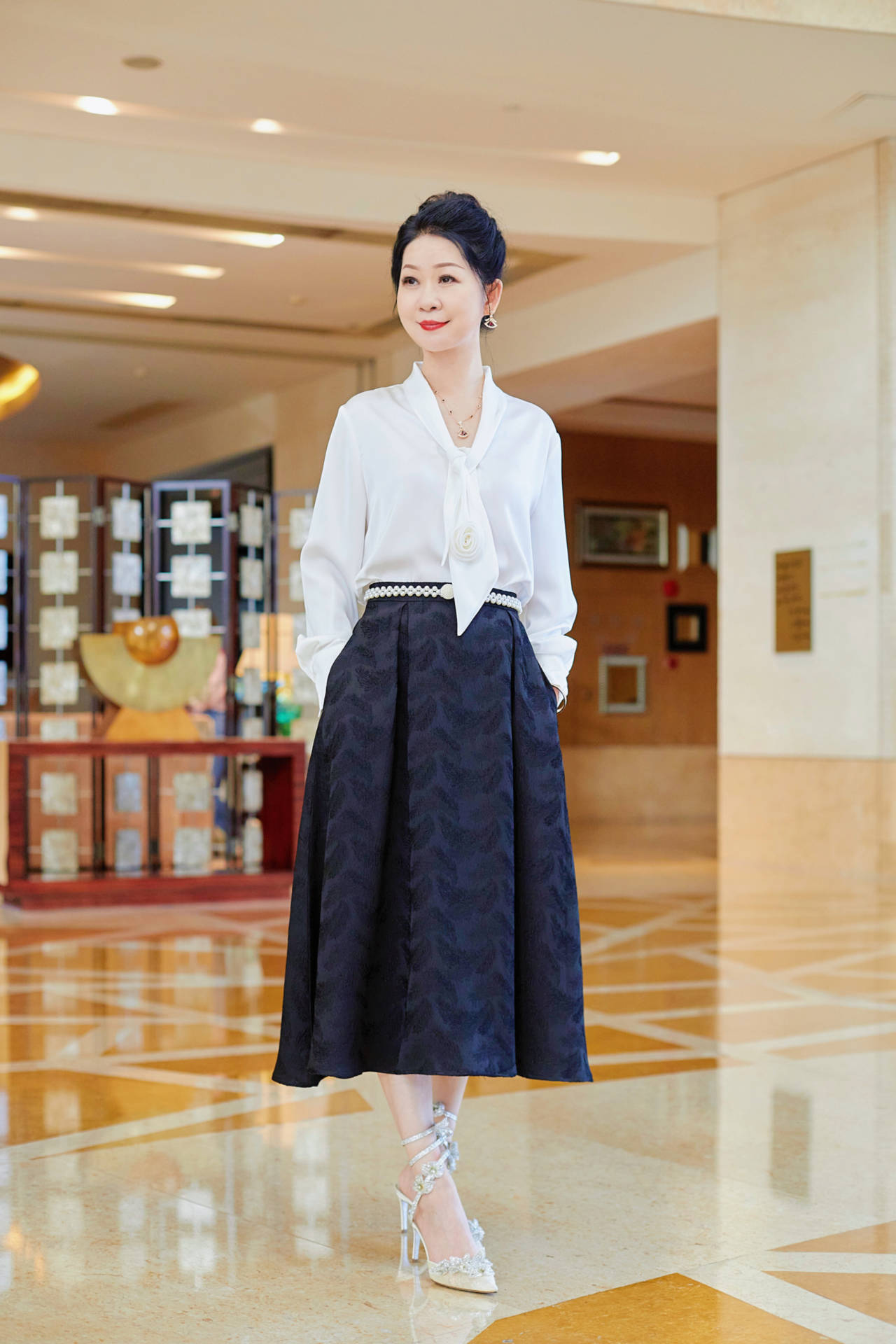 偶入杏花无路去,桃芳一绽客自来.