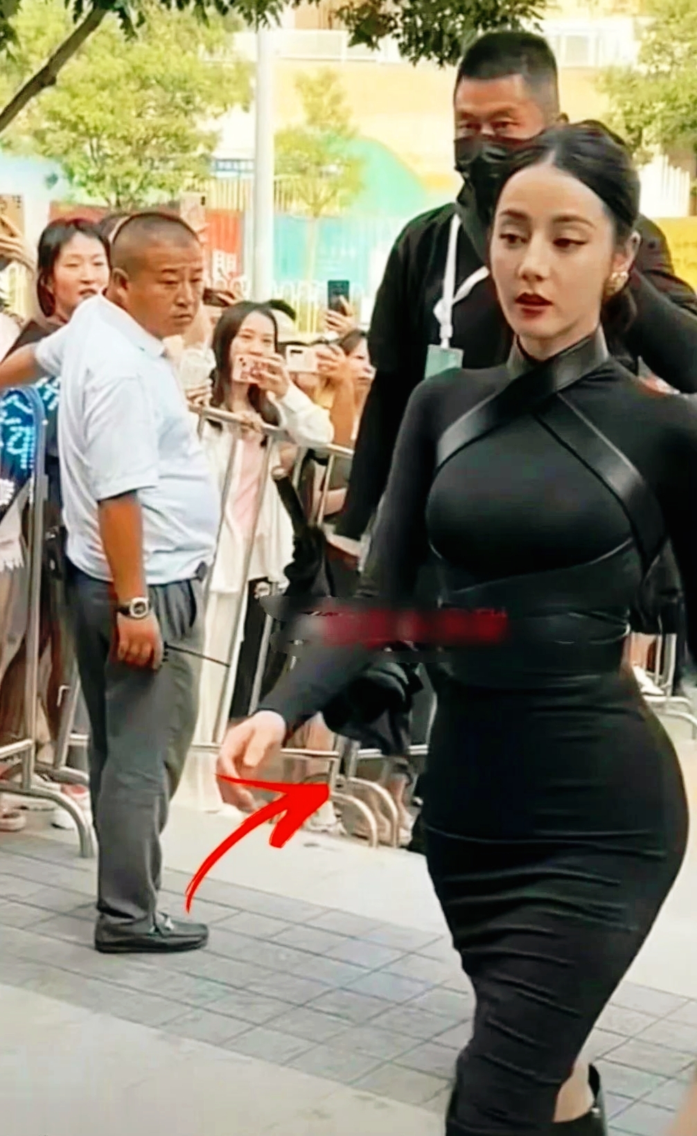 这个女明星臀部真美,走起路来一扭一扭的