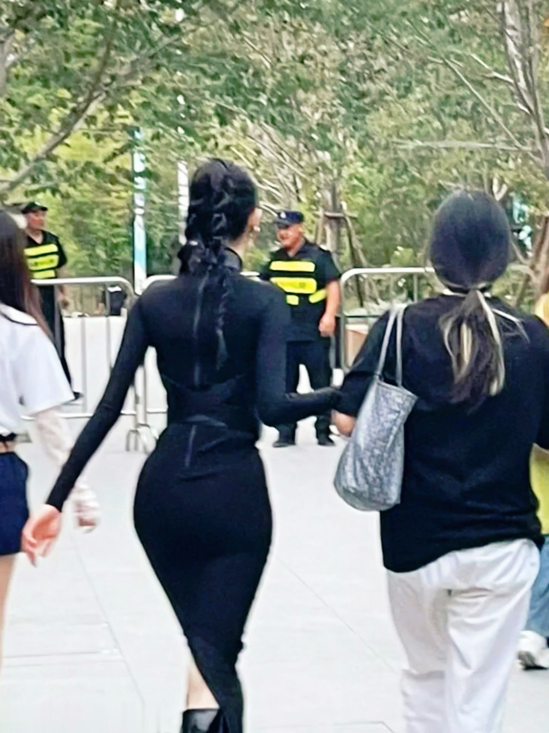 这个女明星臀部真美,走起路来一扭一扭的