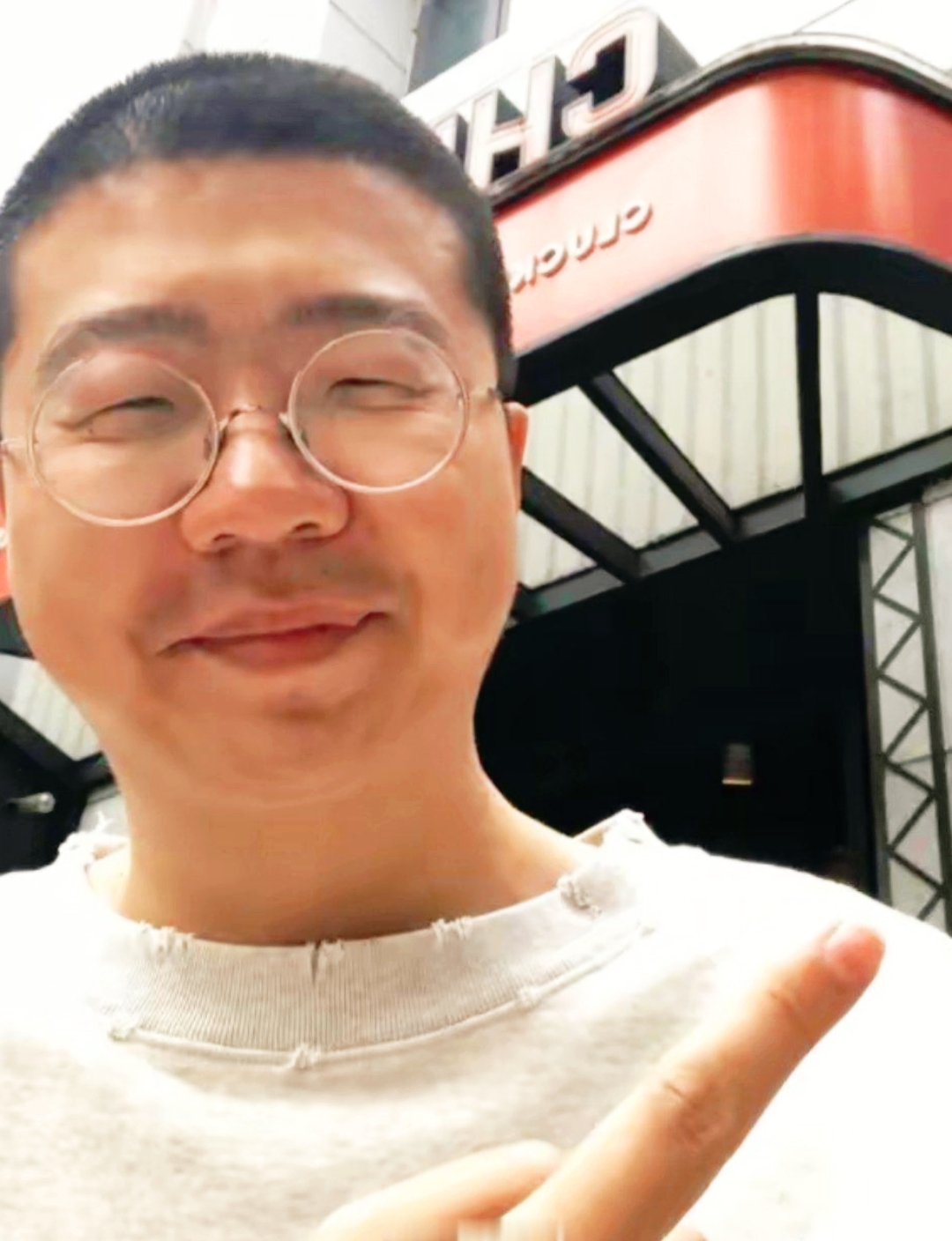 李诞上学的时候,也是校草级别的,现在不帅了,可能是因为发型的原因