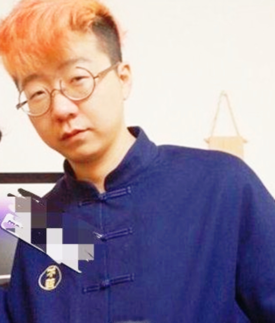 李诞上学的时候,也是校草级别的,现在不帅了,可能是因为发型的原因