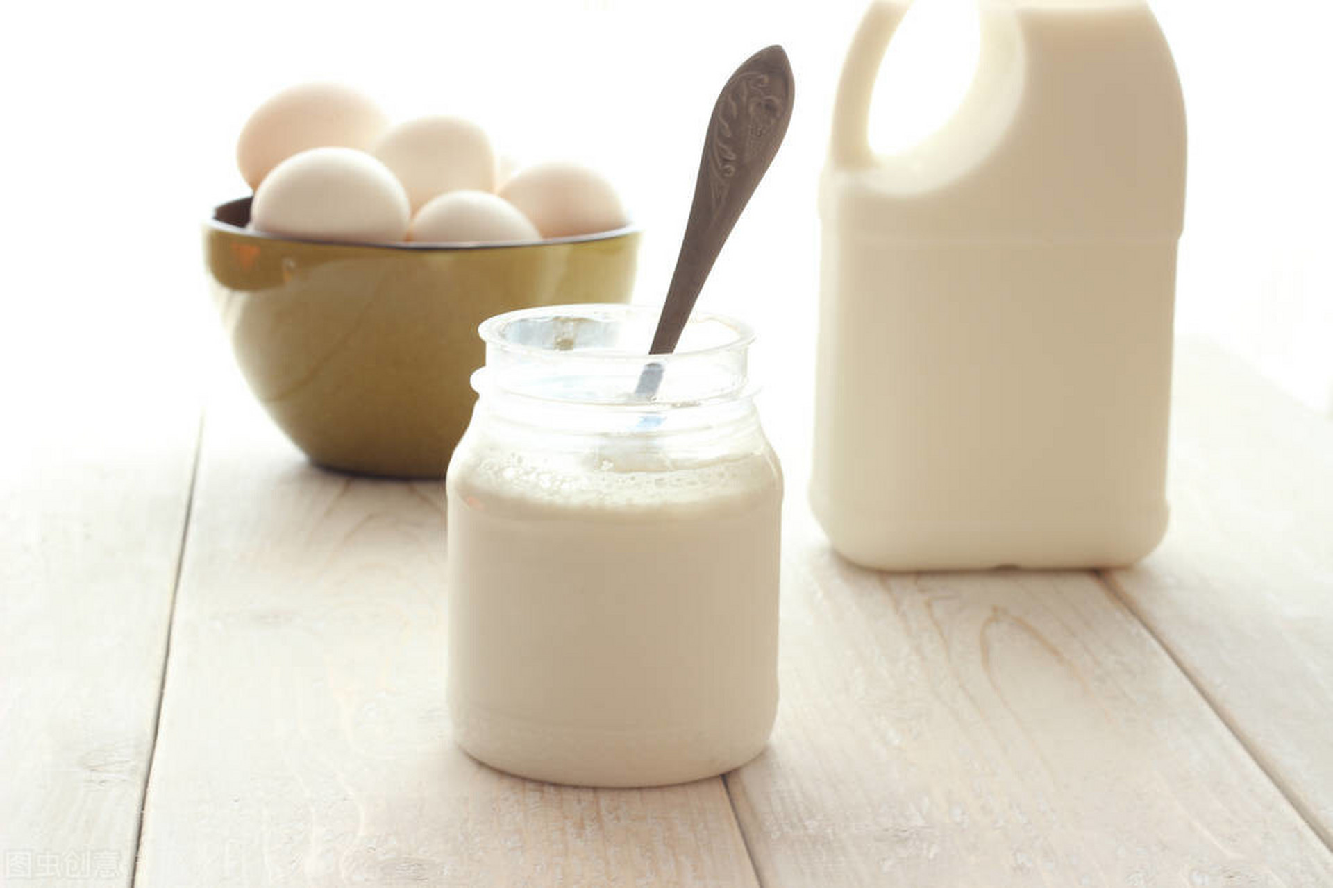 夜间人体不能从食物中补充钙,所以血钙浓度会下降,喝酸奶可减少身体