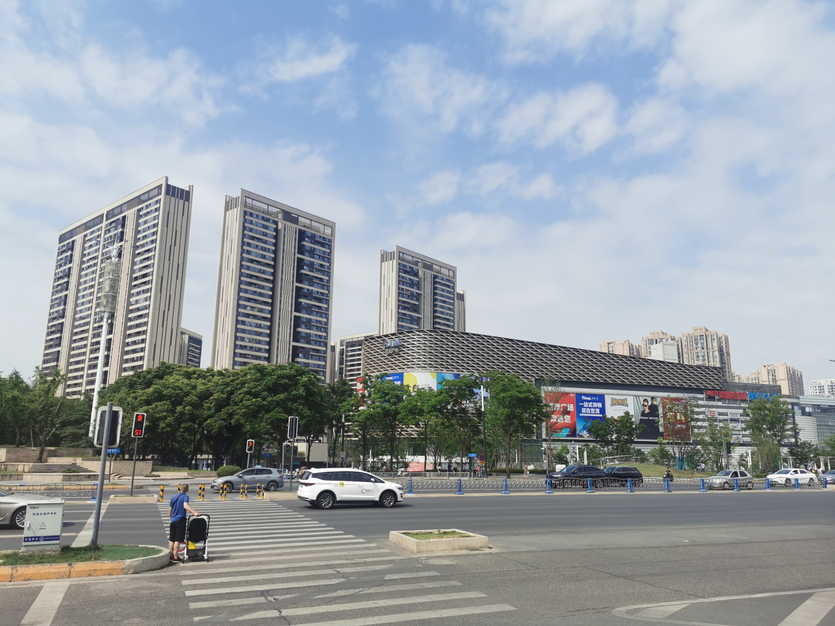 穿过世茂广场的驿都大道,对面就是龙泉驿区大面老街,这是成都有客家人