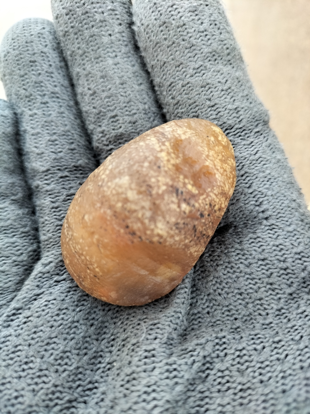 一望无垠的戈壁滩上,偶然间捡到了一块晶莹剔透的玛瑙,它犹如一颗璀璨