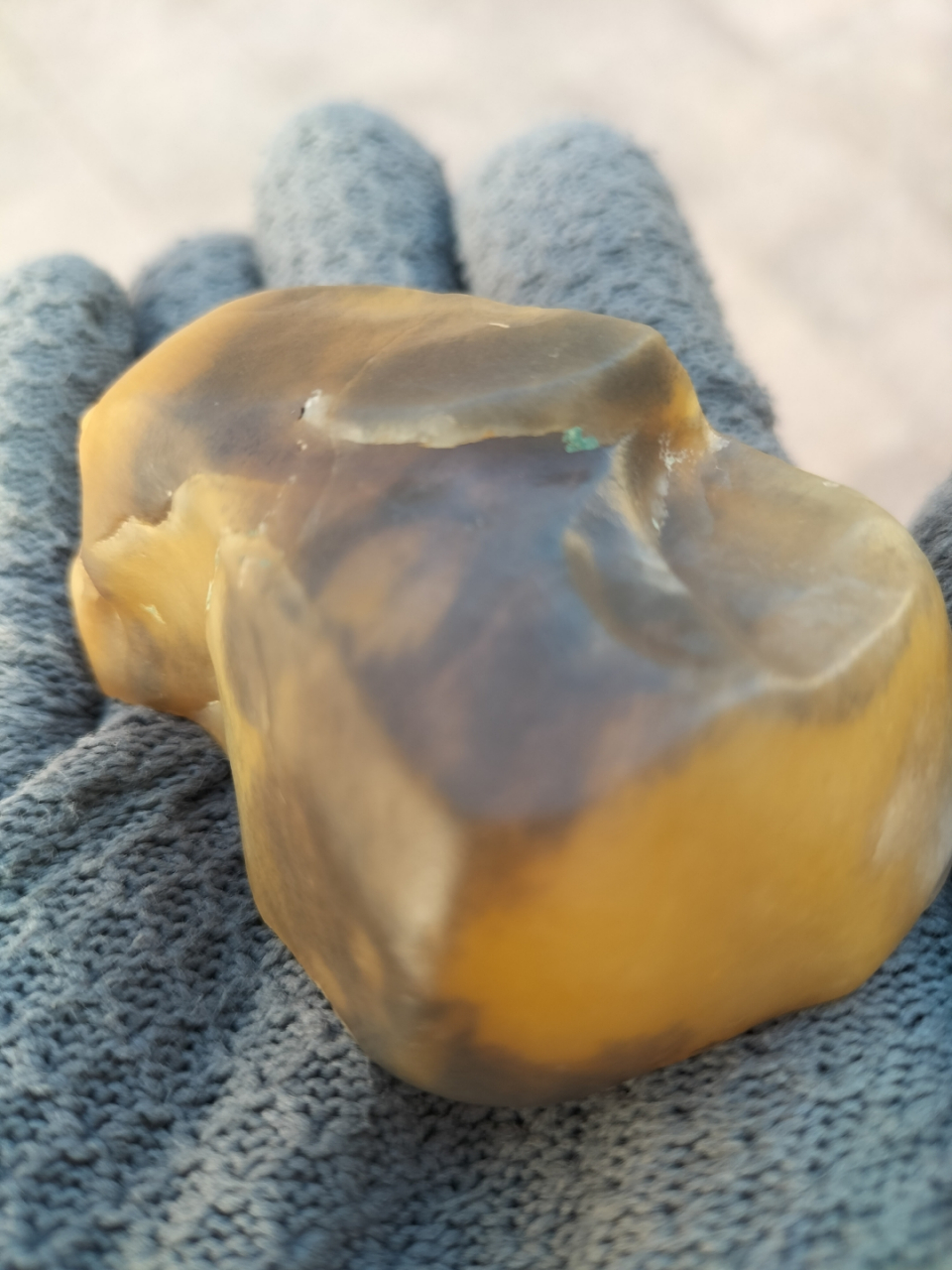 在戈壁滩上偶然拾得这块乌鸦皮金丝玉冻料,我轻轻切下一刀,便见那肉质