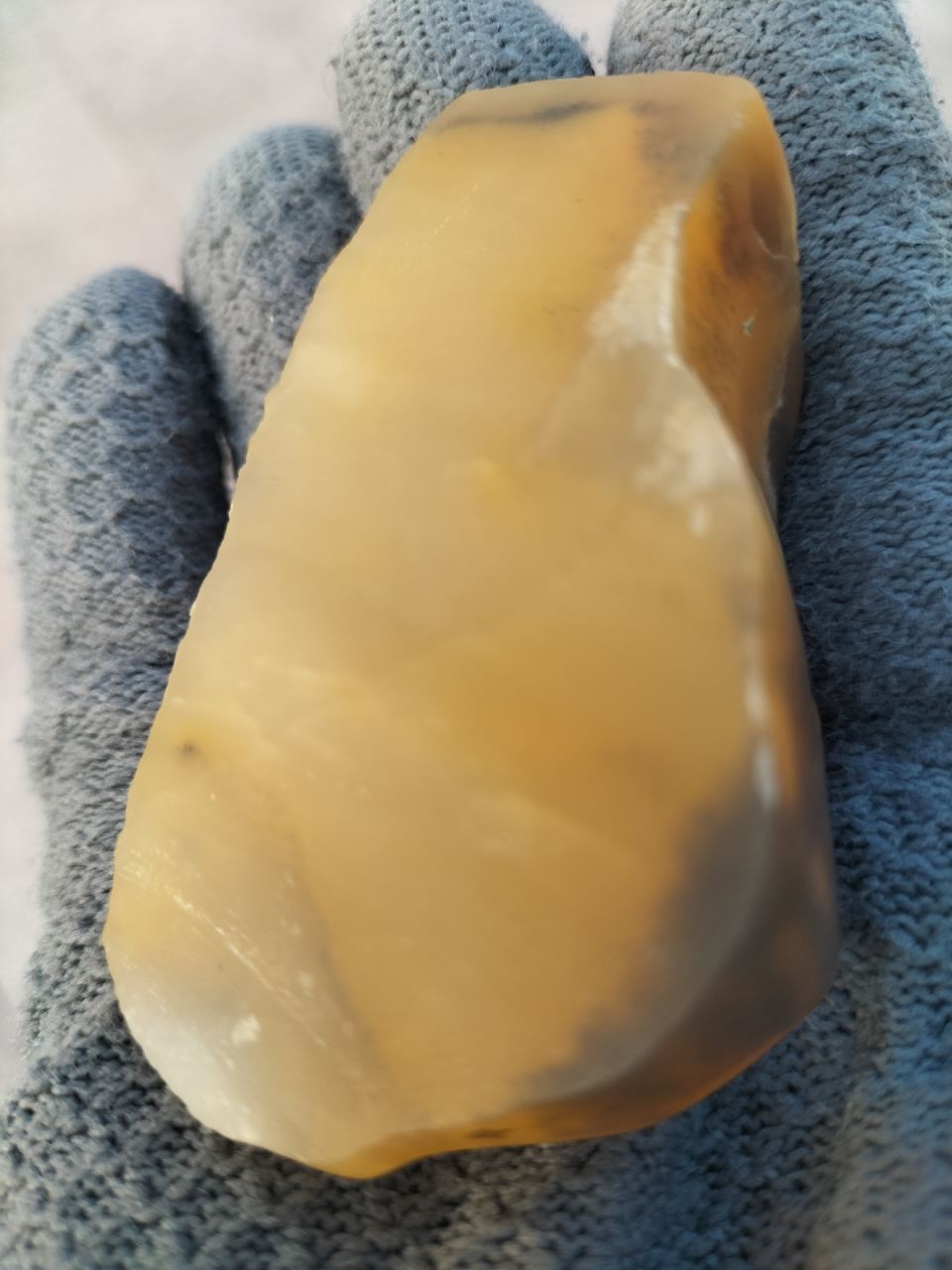 在戈壁滩上偶然拾得这块乌鸦皮金丝玉冻料,我轻轻切下一刀,便见那肉质