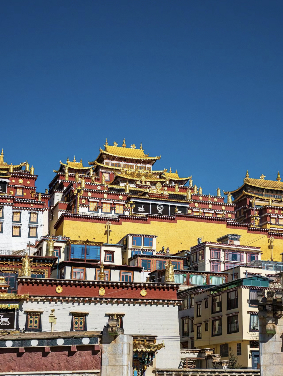松赞林寺,也称为噶丹·松赞林寺,是云南省规模最大的藏传佛教寺院