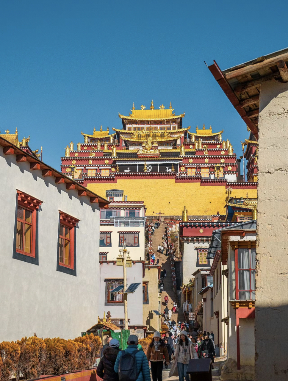 松赞林寺,也称为噶丹·松赞林寺,是云南省规模最大的藏传佛教寺院