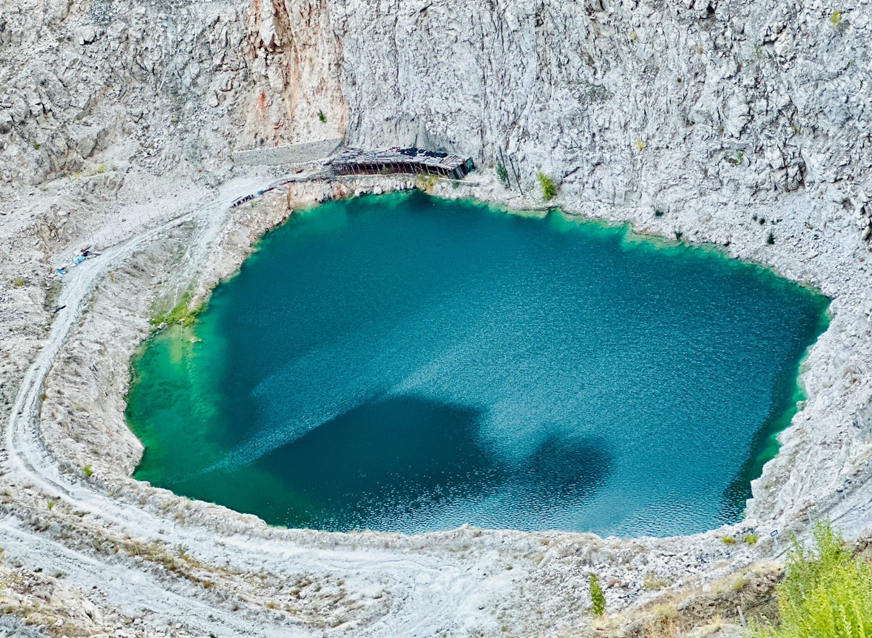城市点评# 新疆可可托海三号矿坑,位于新疆阿勒泰地区富蕴县的可可托