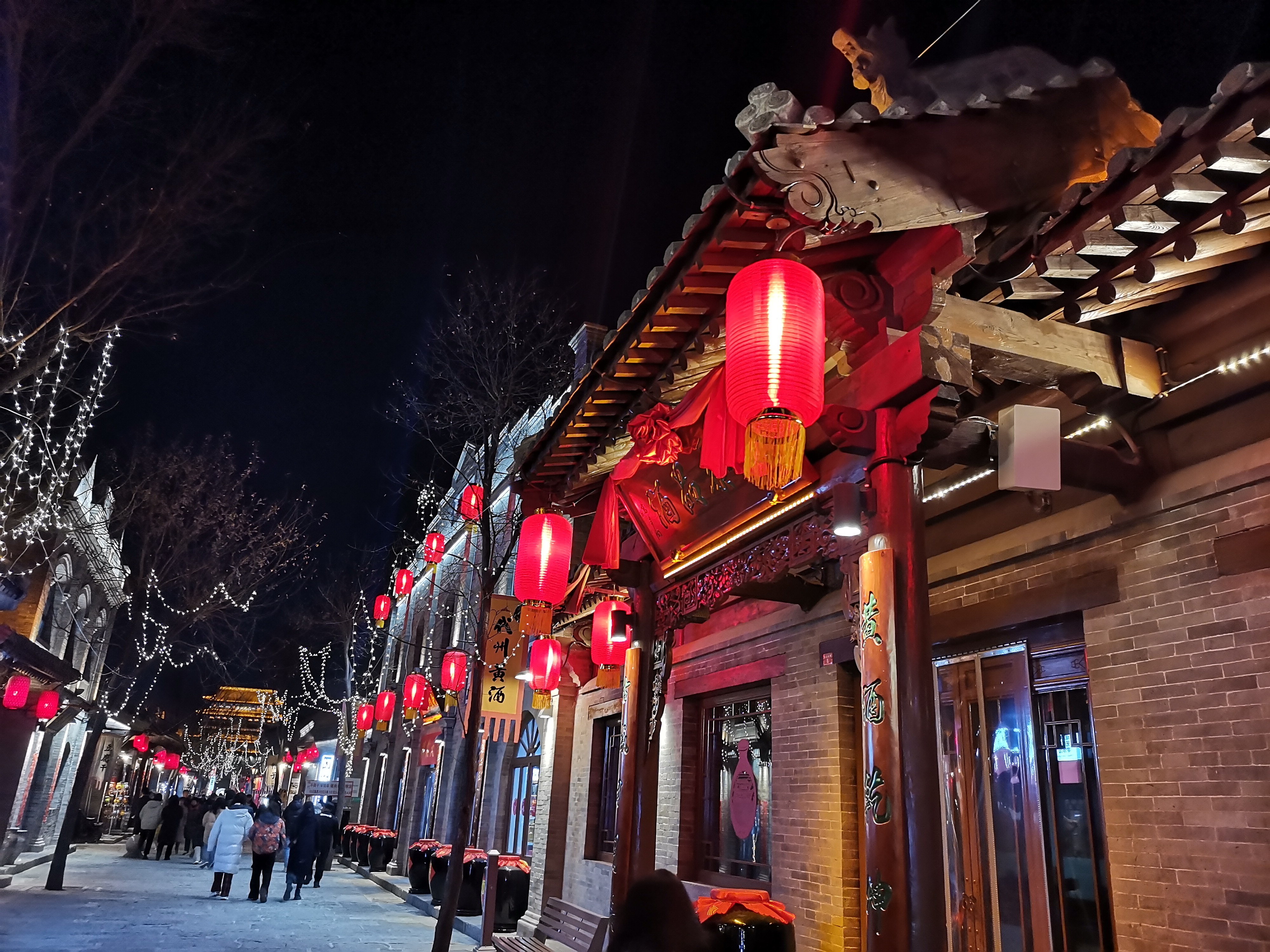 ✨夜晚的街道仿佛变成了梦境中的仙境,红灯笼与彩灯交织出浓厚的