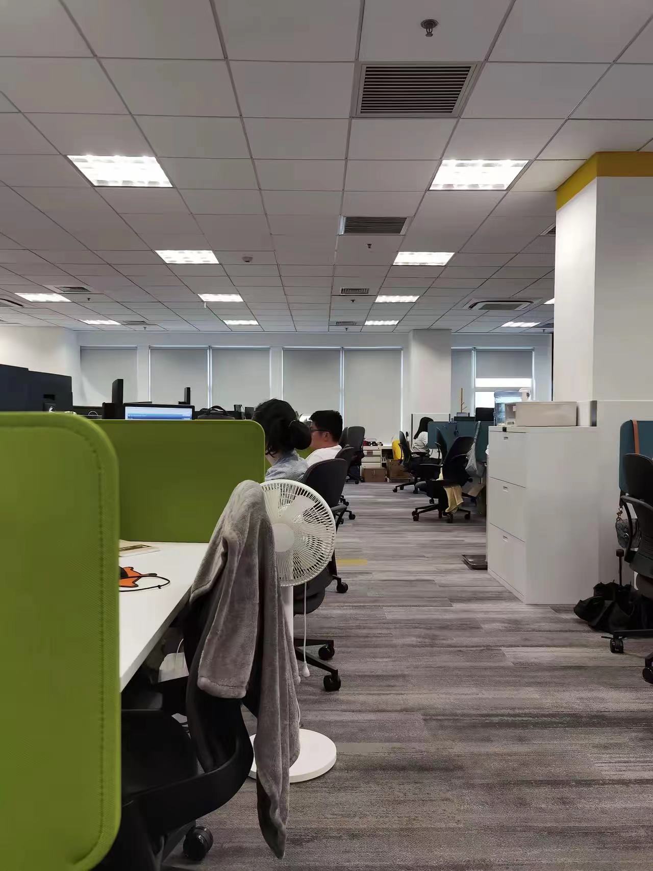 办公室里,一位准妈妈已经身怀九个月的宝宝,却仍坚守岗位.