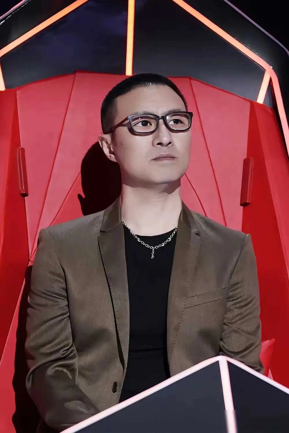 汪峰那身板儿,瞧瞧这肌肉线条,体内的荷尔蒙简直就像是沸腾的岩浆