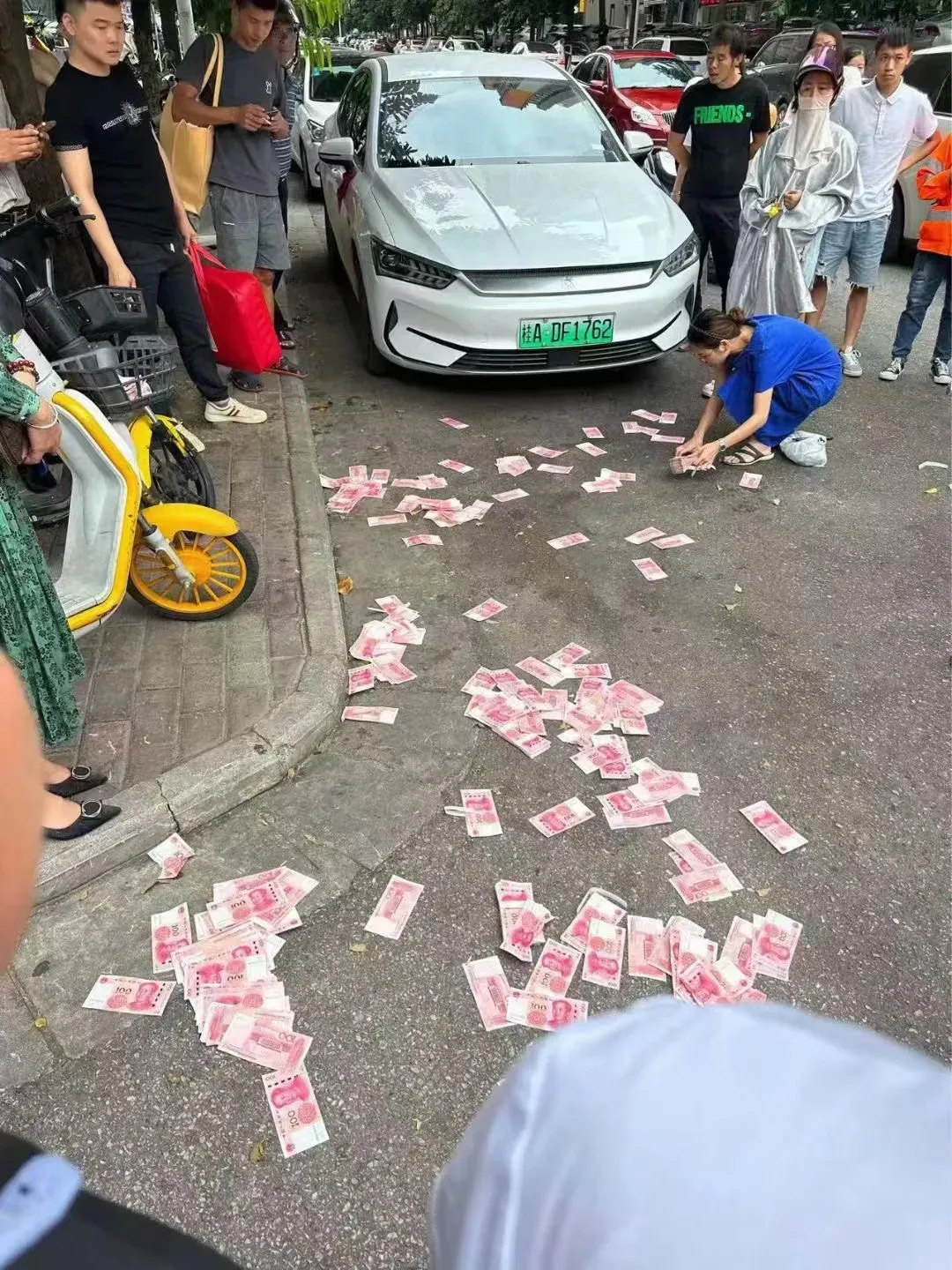 在2023年10月9日傍晚6点过后,我身处广西南宁市西乡塘区的北湖路与