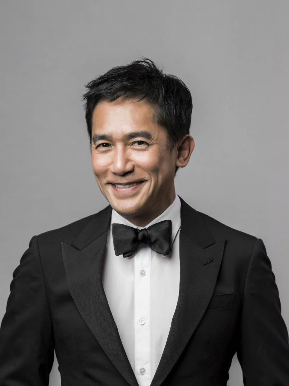 你或许知道他,梁朝伟,那个用眼神演戏的男子,他刚刚在威尼斯电影节上