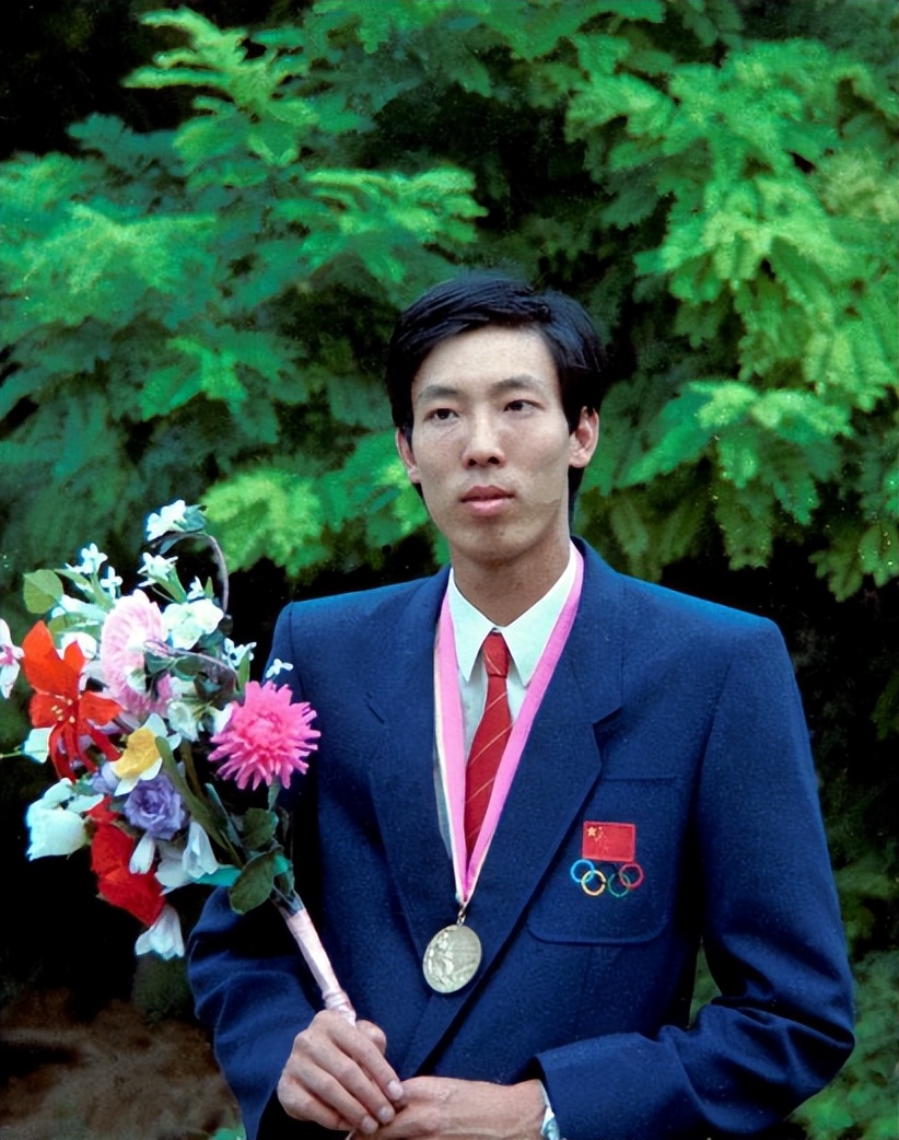 朱建华62岁2个女儿没有选择跳高,目前定居美国,主要生活,工作在加州