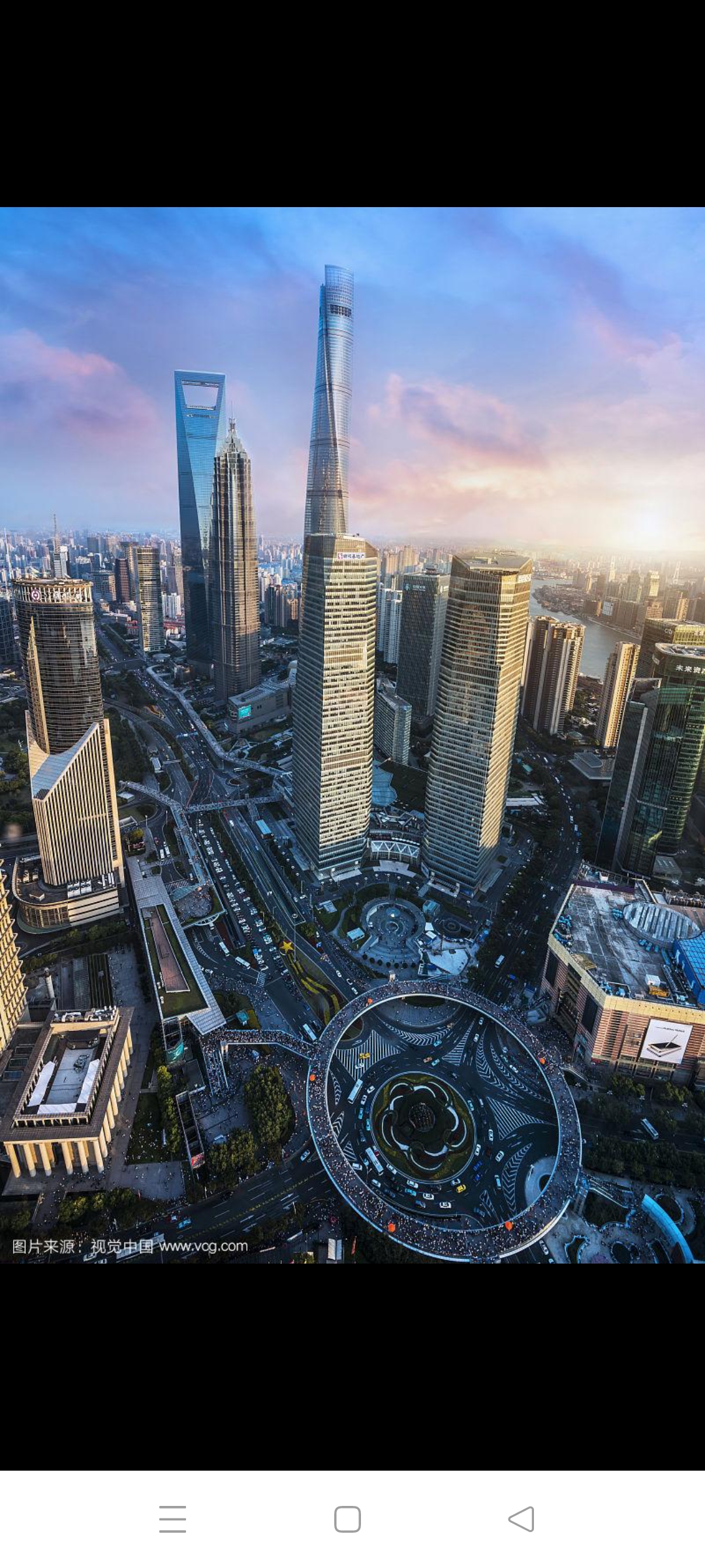 道路两旁,住宅,商业大厦和办公楼各具特色,宛如一幅生动的都市画卷