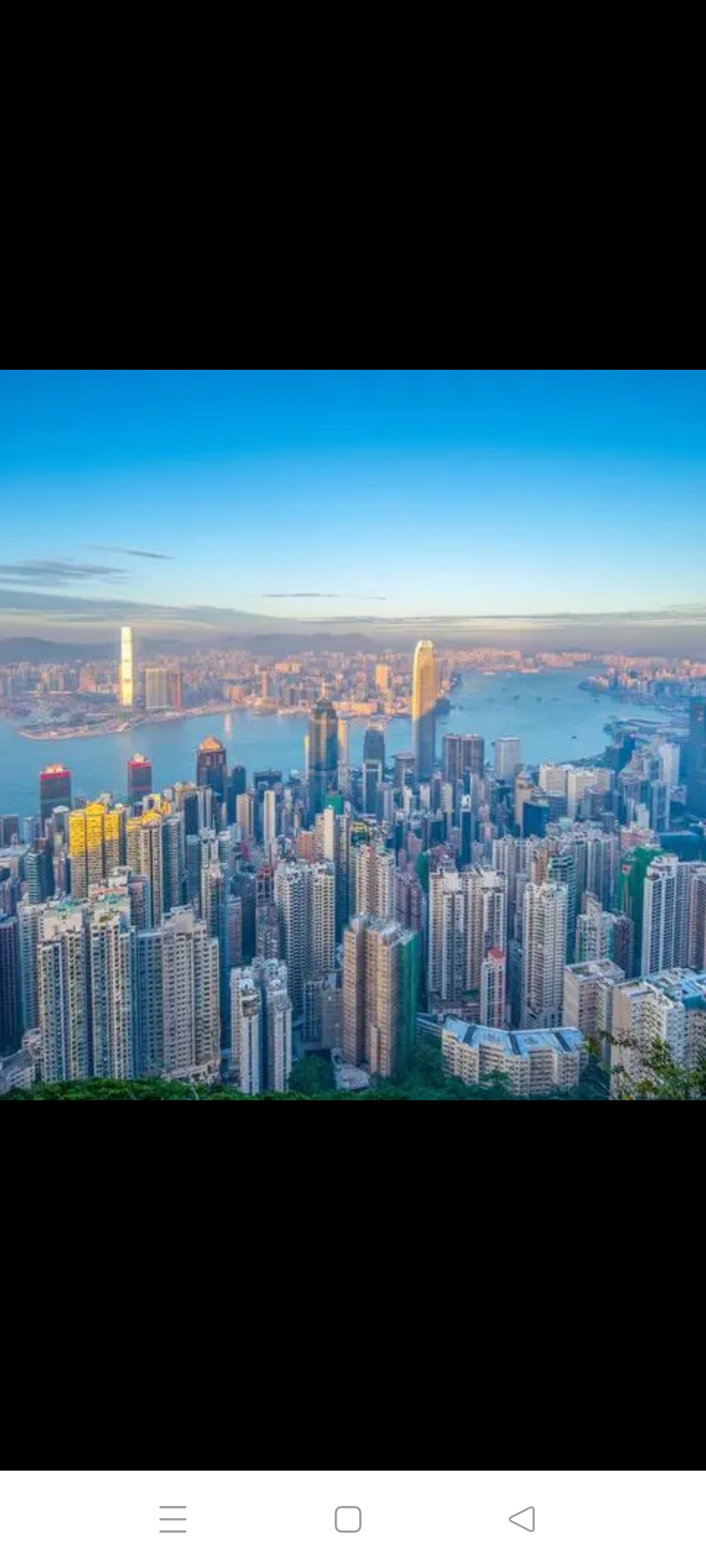 道路两旁,住宅,商业大厦和办公楼各具特色,宛如一幅生动的都市画卷