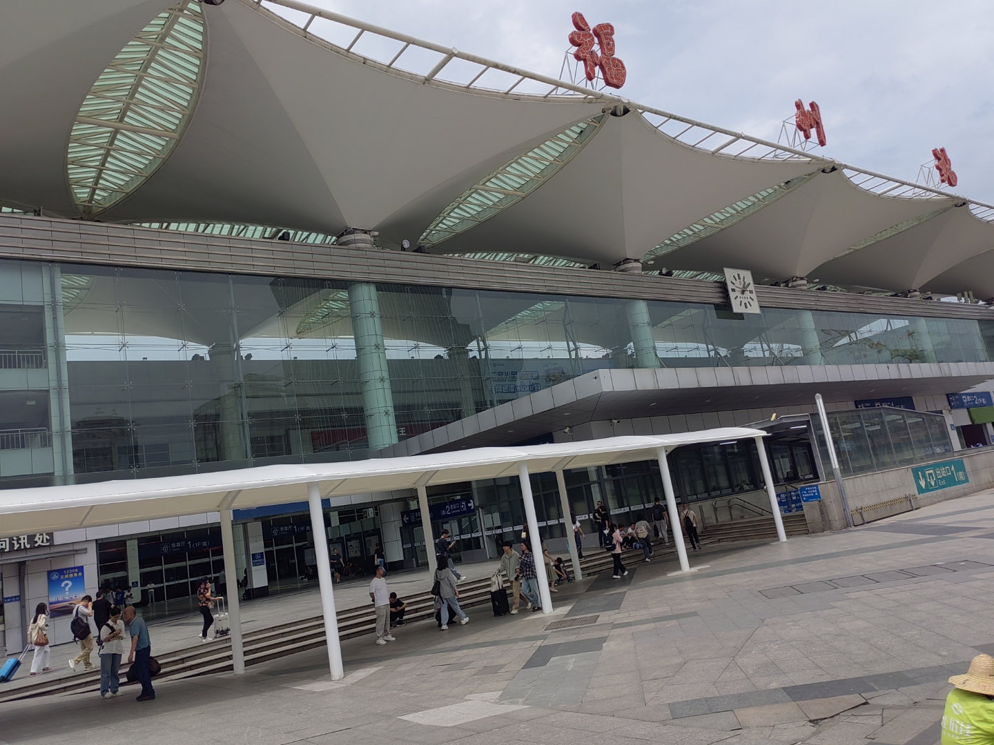 福州火车站北广场出站口,电梯上去与地铁电梯口之间,架设了风雨棚