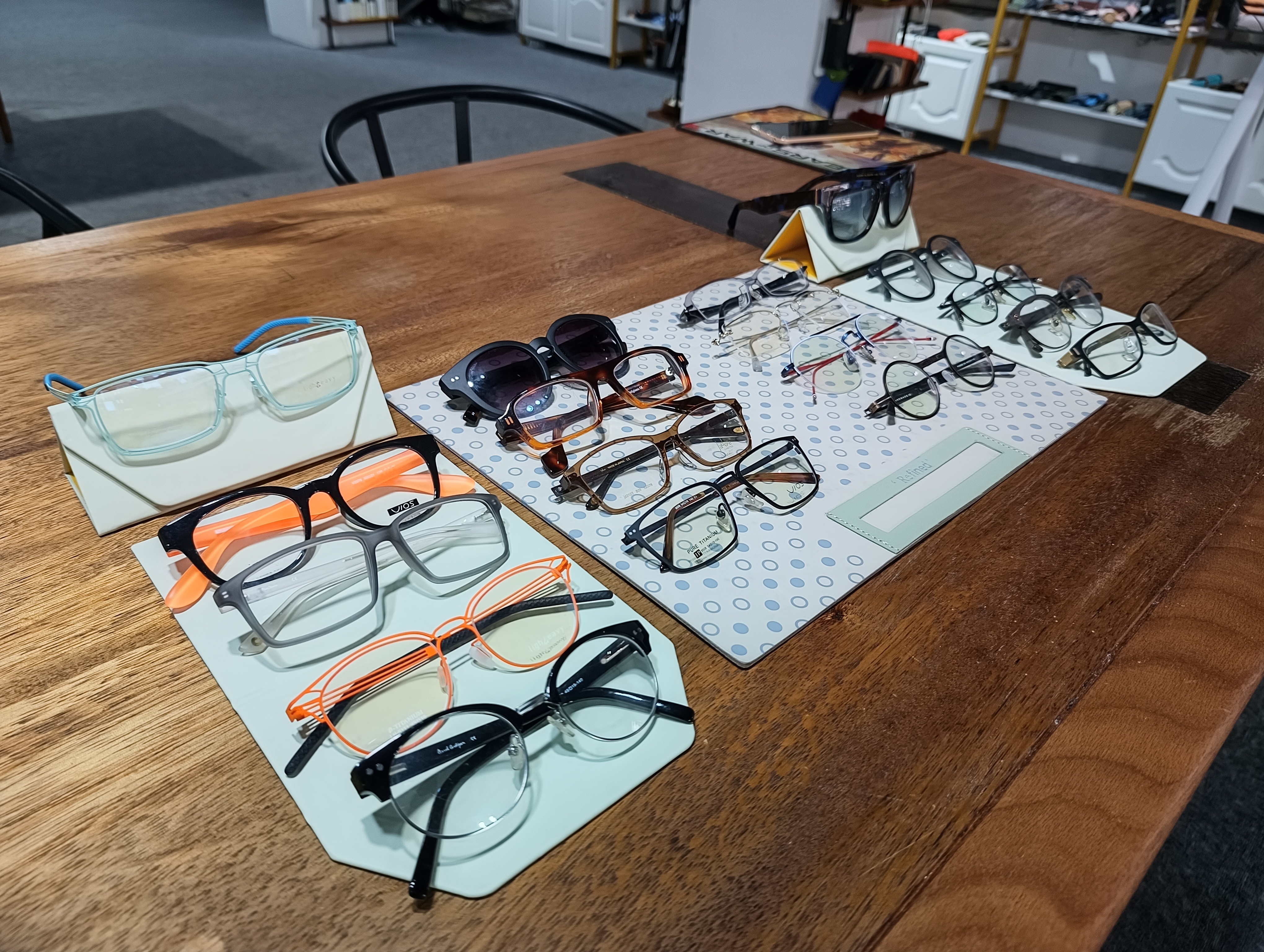 北欧极简眼镜陈列