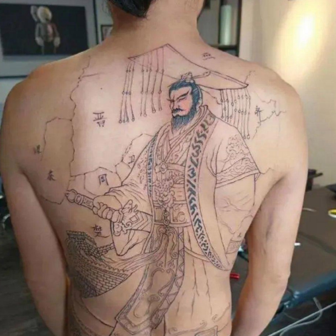 头一回见到如此霸气的纹身,这小伙自认为霸气四溢,自信爆棚,感觉特有