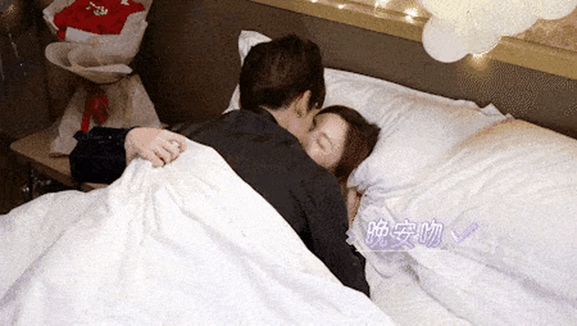 金晨与王子吻戏曝光,两人十指紧扣,恋爱氛围感觉出来了.超级甜