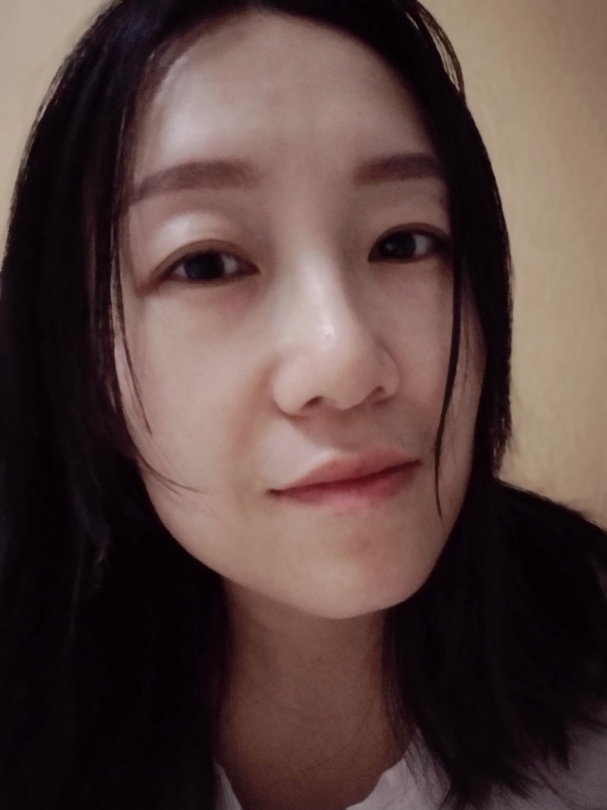 窗传来阵阵的烟花爆竹声 眼前浮现着的是一幅幅笑脸与欢喜 让人能真切