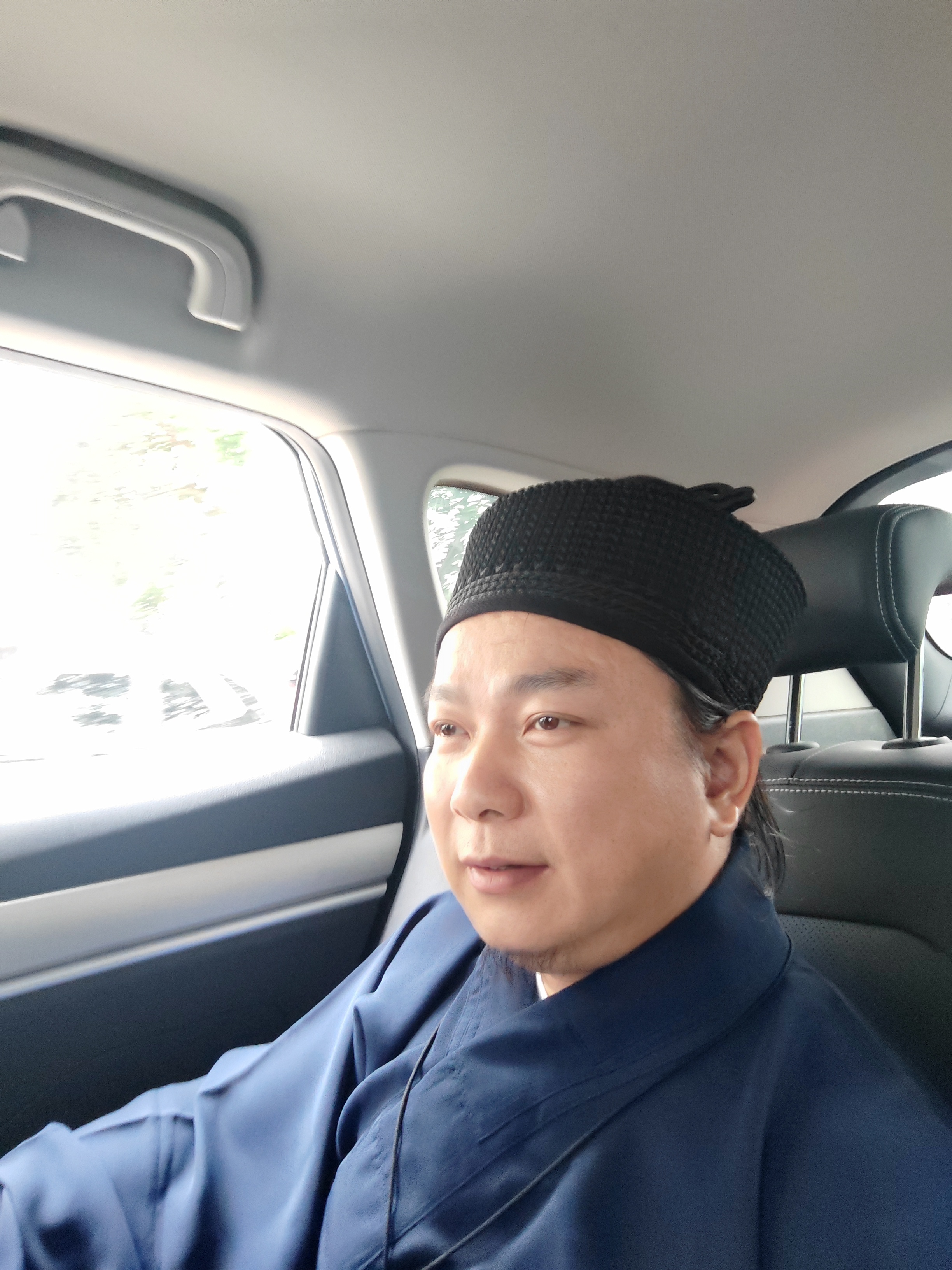 师承背景:尘非子师从著名易学泰斗及多位道家名师,系统学习