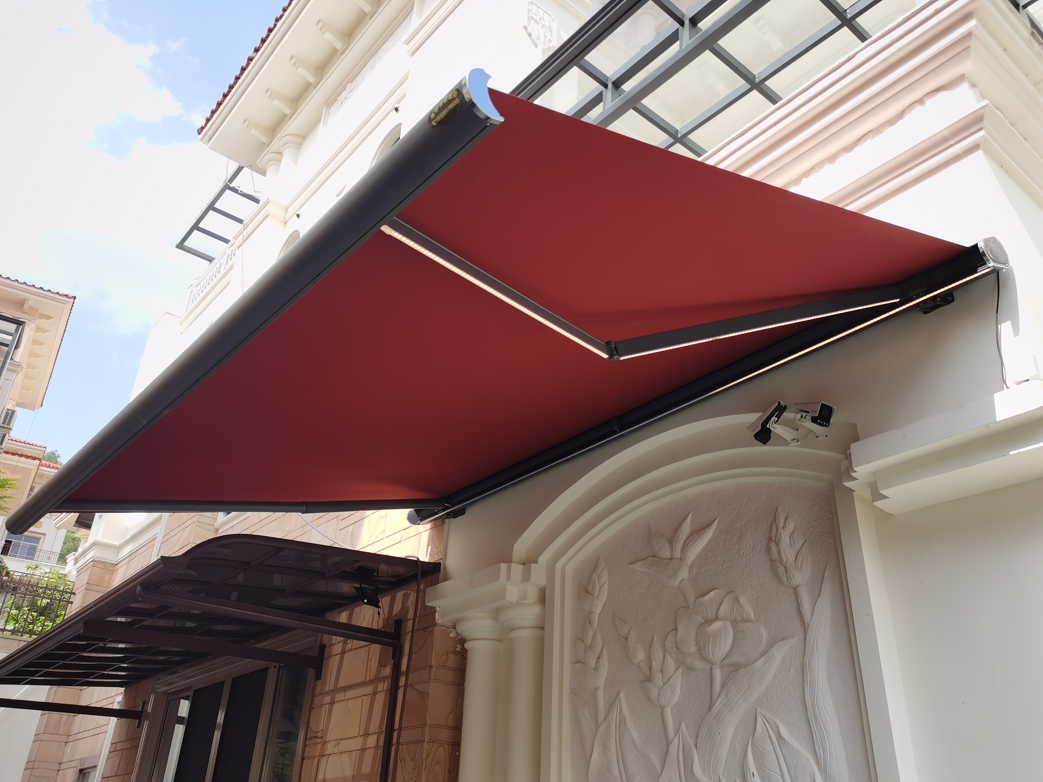 全盒式电动伸缩蓬,能够给你带来遮阳挡雨两用的好效果,也有配带灯光