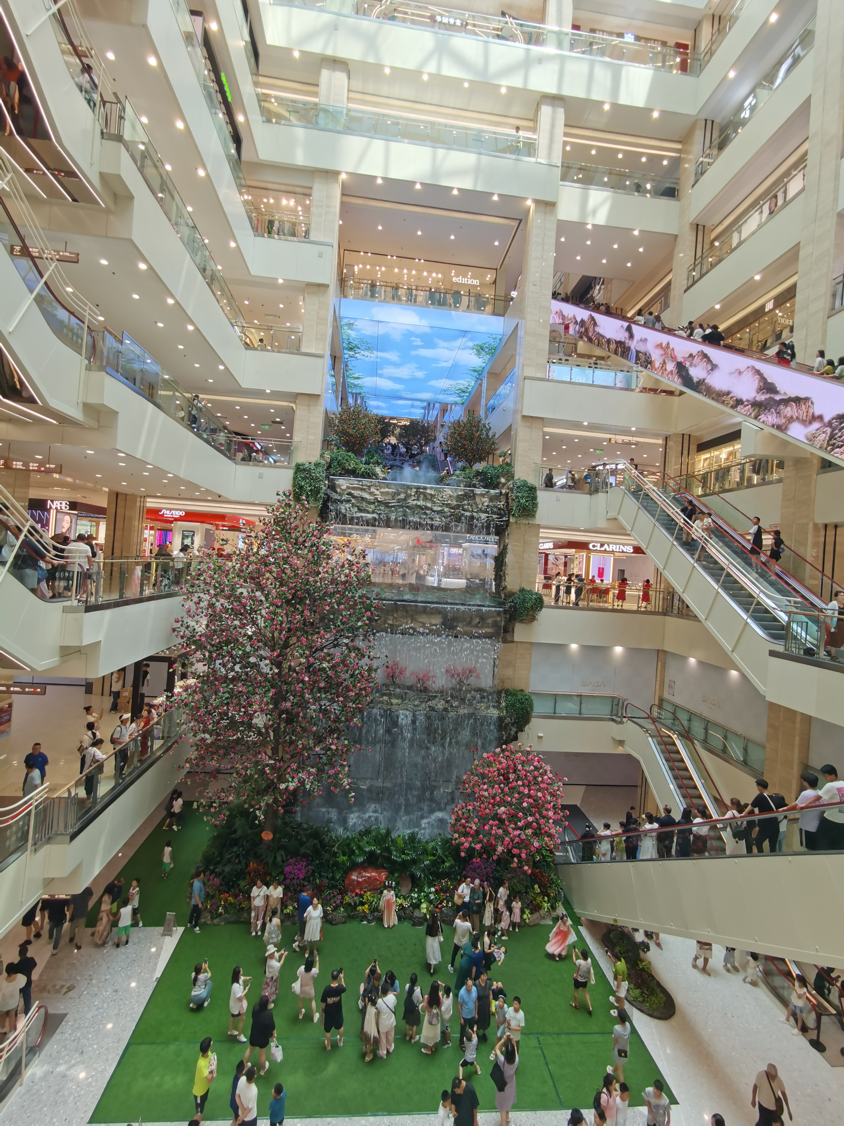 我在这里看人海#今天下午和孩子去小寨赛格国际购物中心,商场里面人