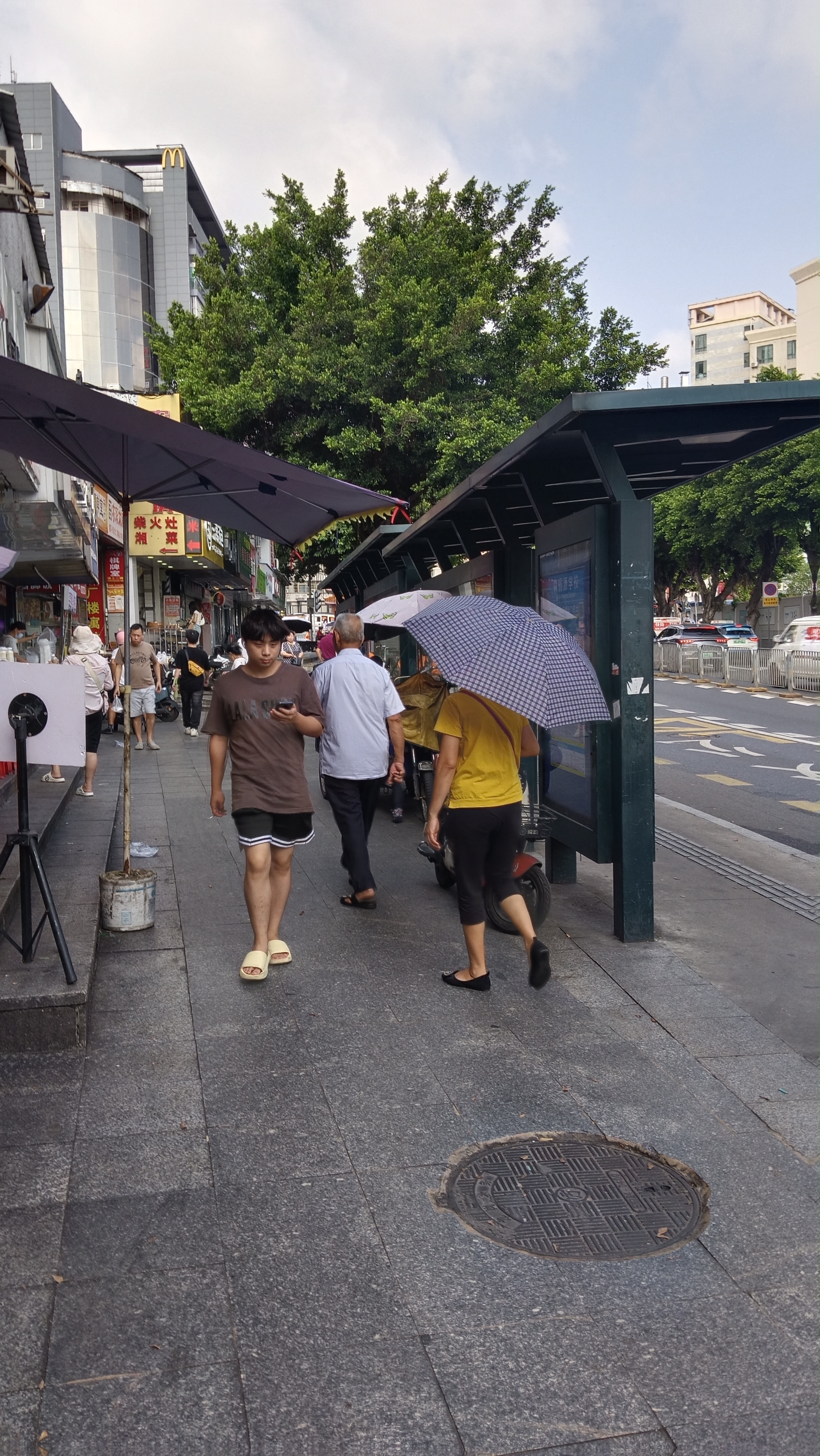 夏日炎炎,街头小吃摊前排队的人络绎不绝,冰淇淋车前