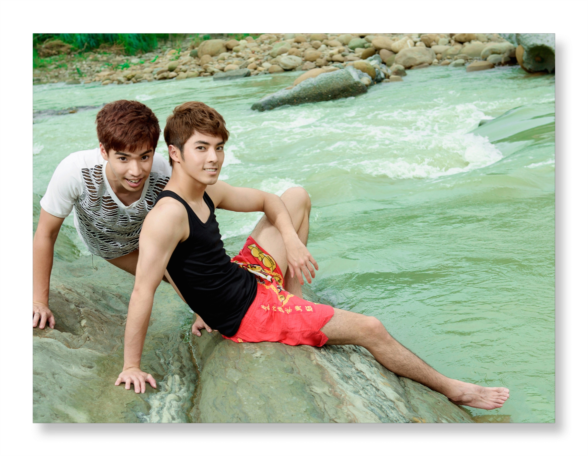 腹肌帅哥两兄弟去踏春,我似乎看到了哥哥红色短裤里面的荷尔蒙了.