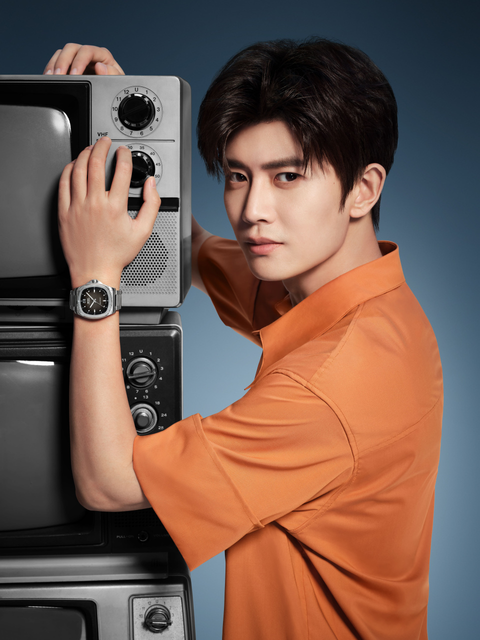 美度品牌代言人任嘉伦# #复古港风# #任嘉伦#   不知道是服饰造衅偏