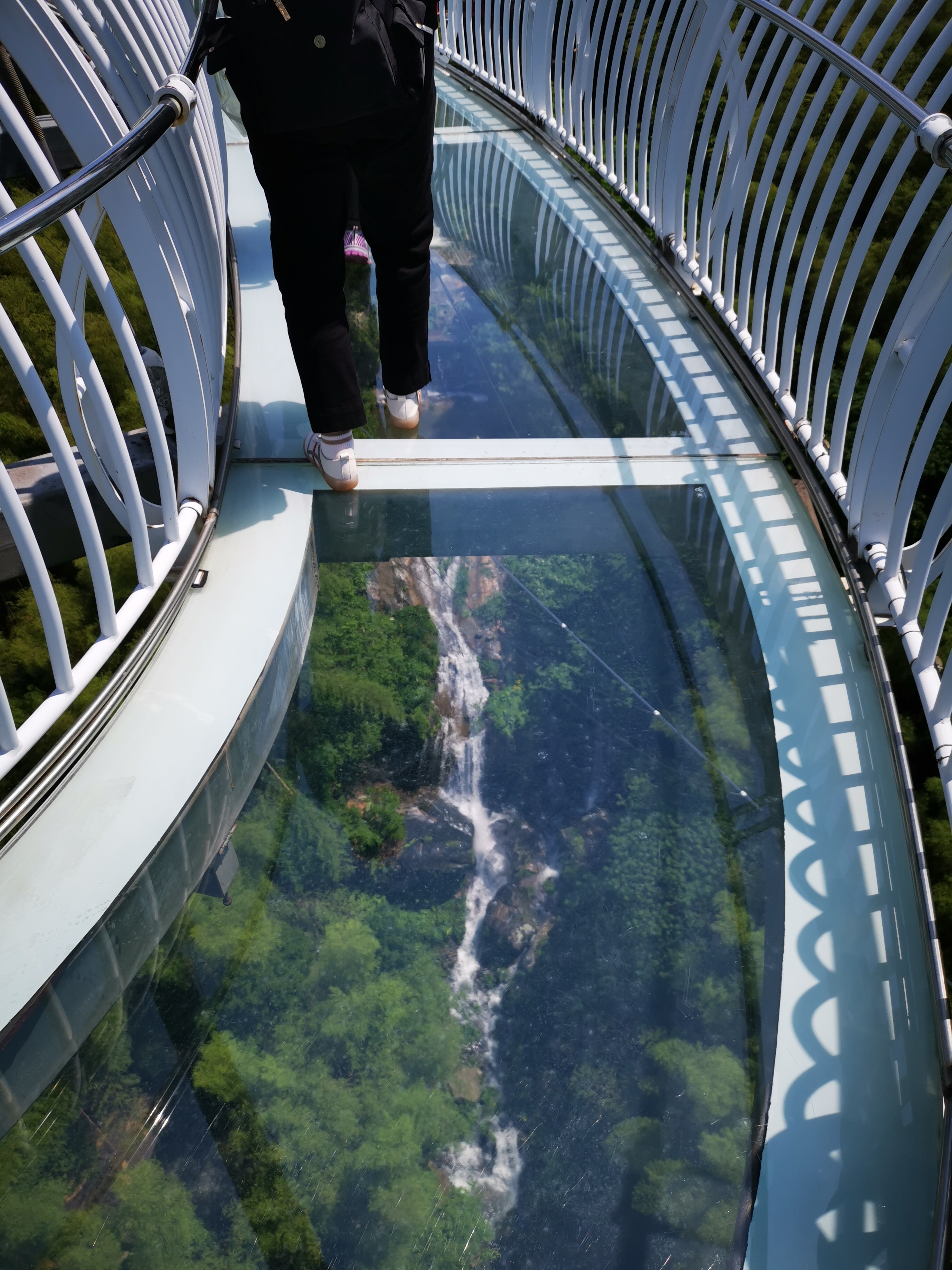 鸬鸟镇藏于山沟沟景区,那里的瀑布如银河倒挂,水珠飞溅,声震山谷